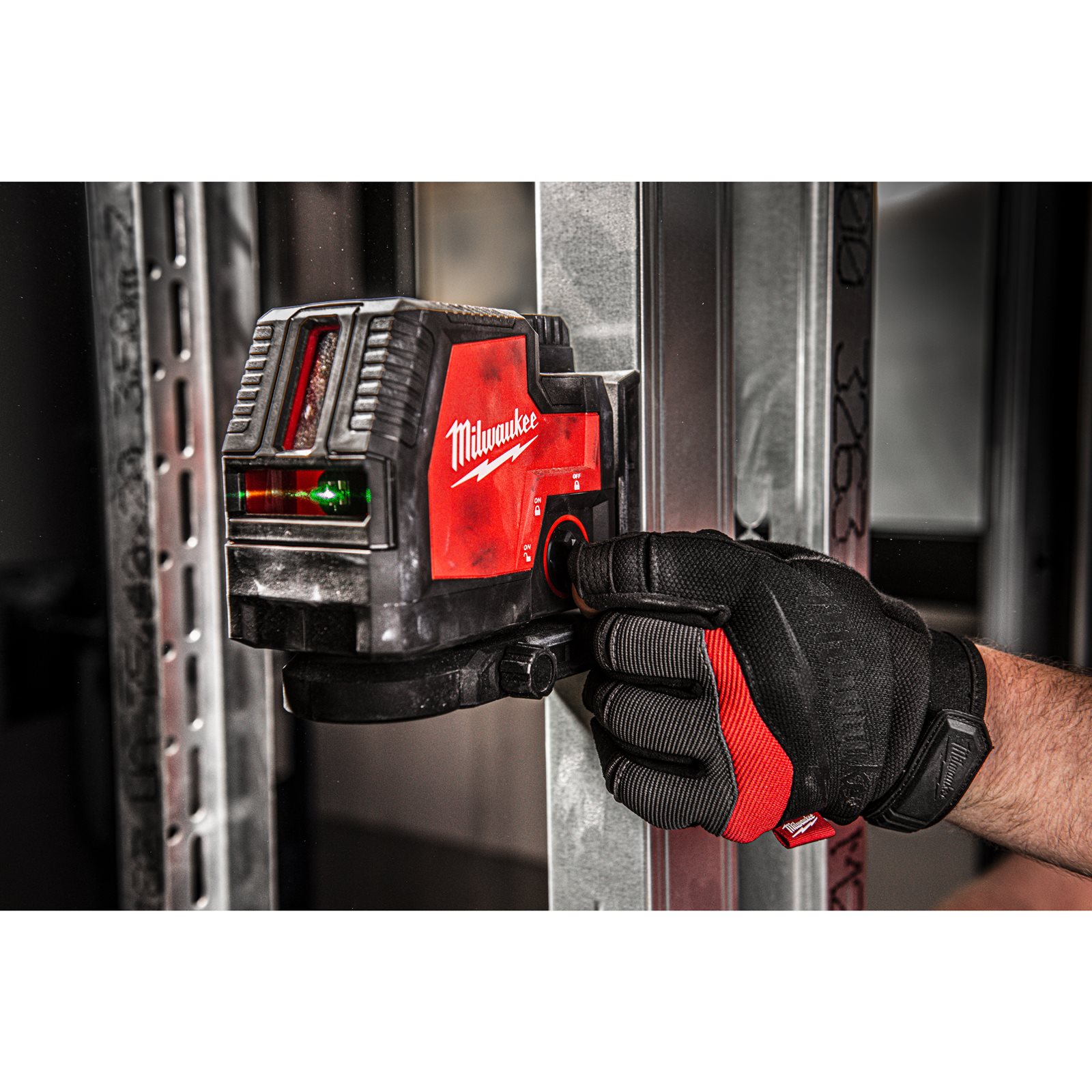 Nivelă laser în cruce cu funcție de plumb, fascicul verde, reîncărcabilă REDLITHIUM USB Milwaukee L4 CLLP-301C - detaliu 5