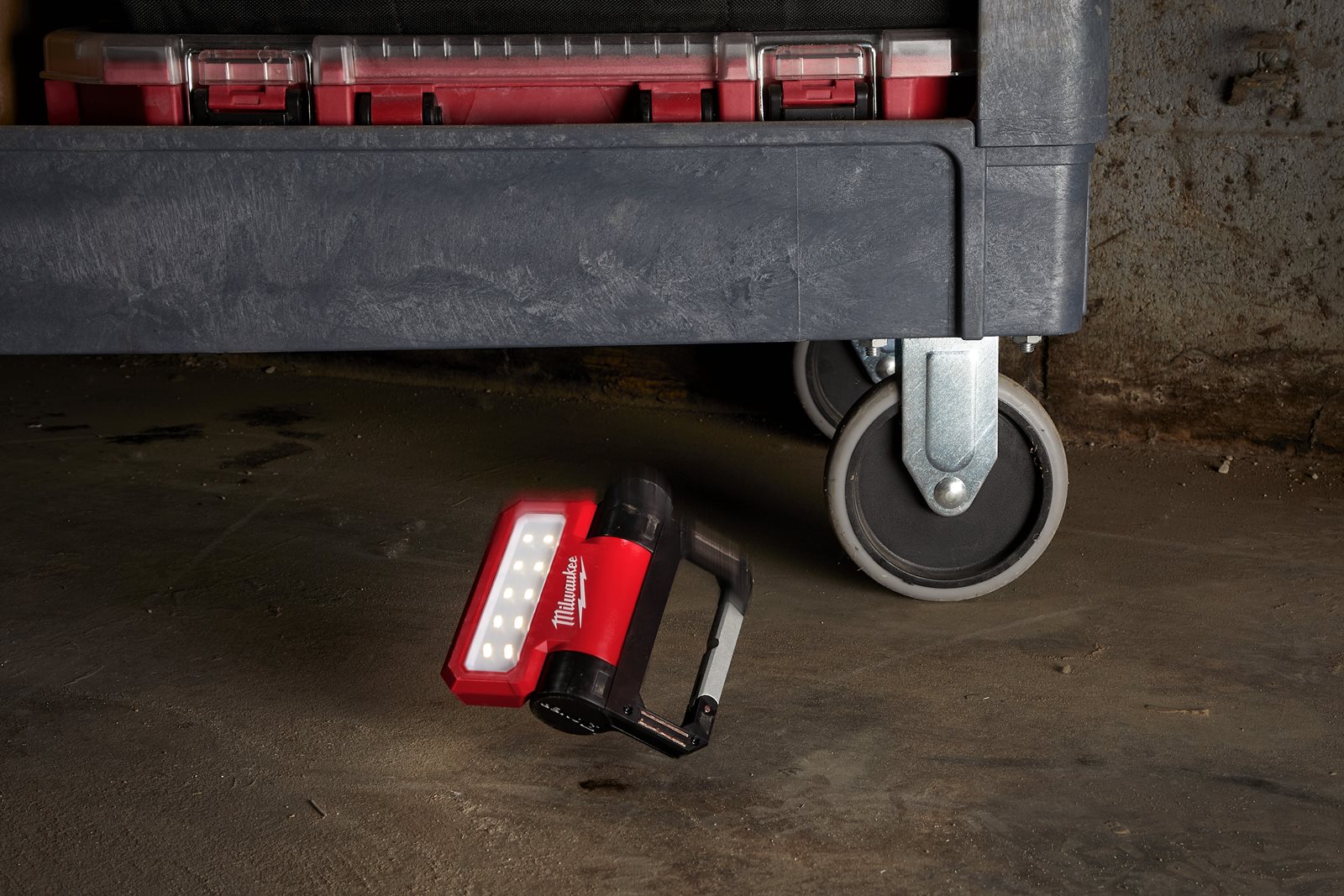 Reflector pliabil reîncărcabil USB Milwaukee L4 FFL-301 - in utilizare 7