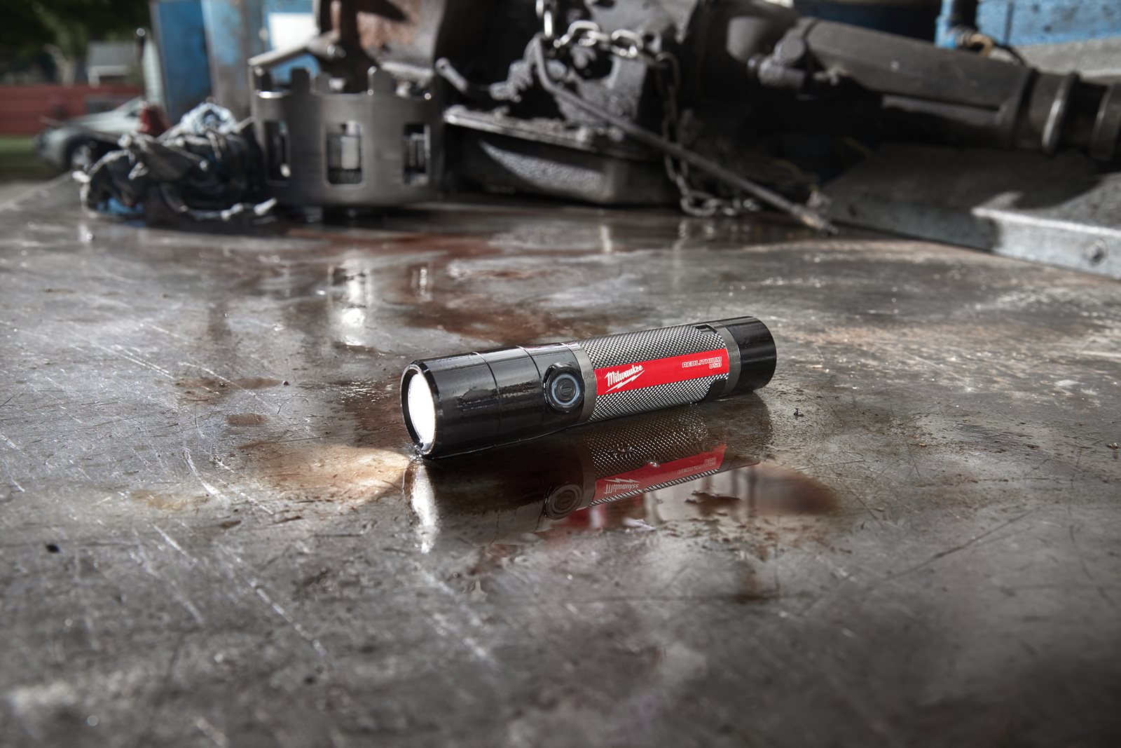 Lanternă 800 L reîncărcabilă USB Milwaukee L4 FMLED-301 - in utilizare 2