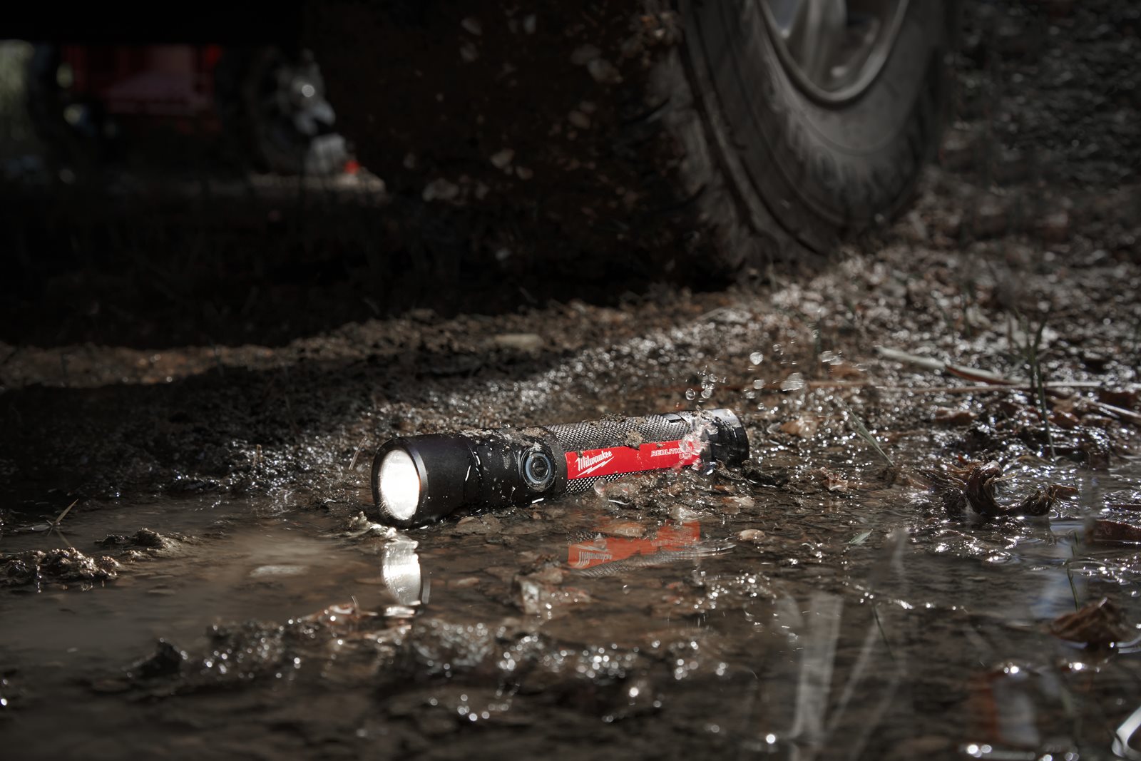 Lanternă 800 L reîncărcabilă USB Milwaukee L4 FMLED-301 - in utilizare 6