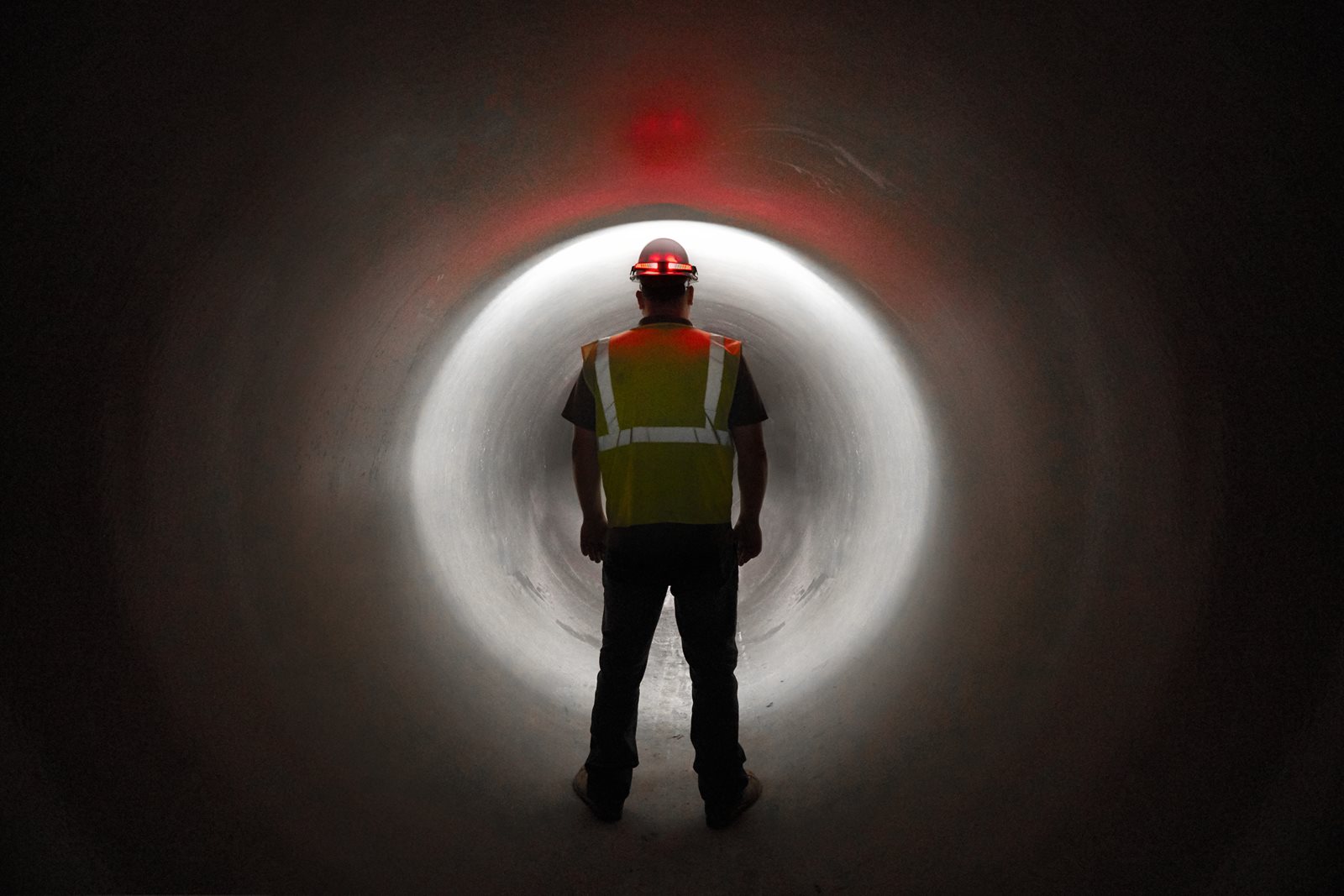 Lanternă frontală HI-VIS reîncărcabilă USB Milwaukee L4 HL-VIS-301 - in utilizare 4