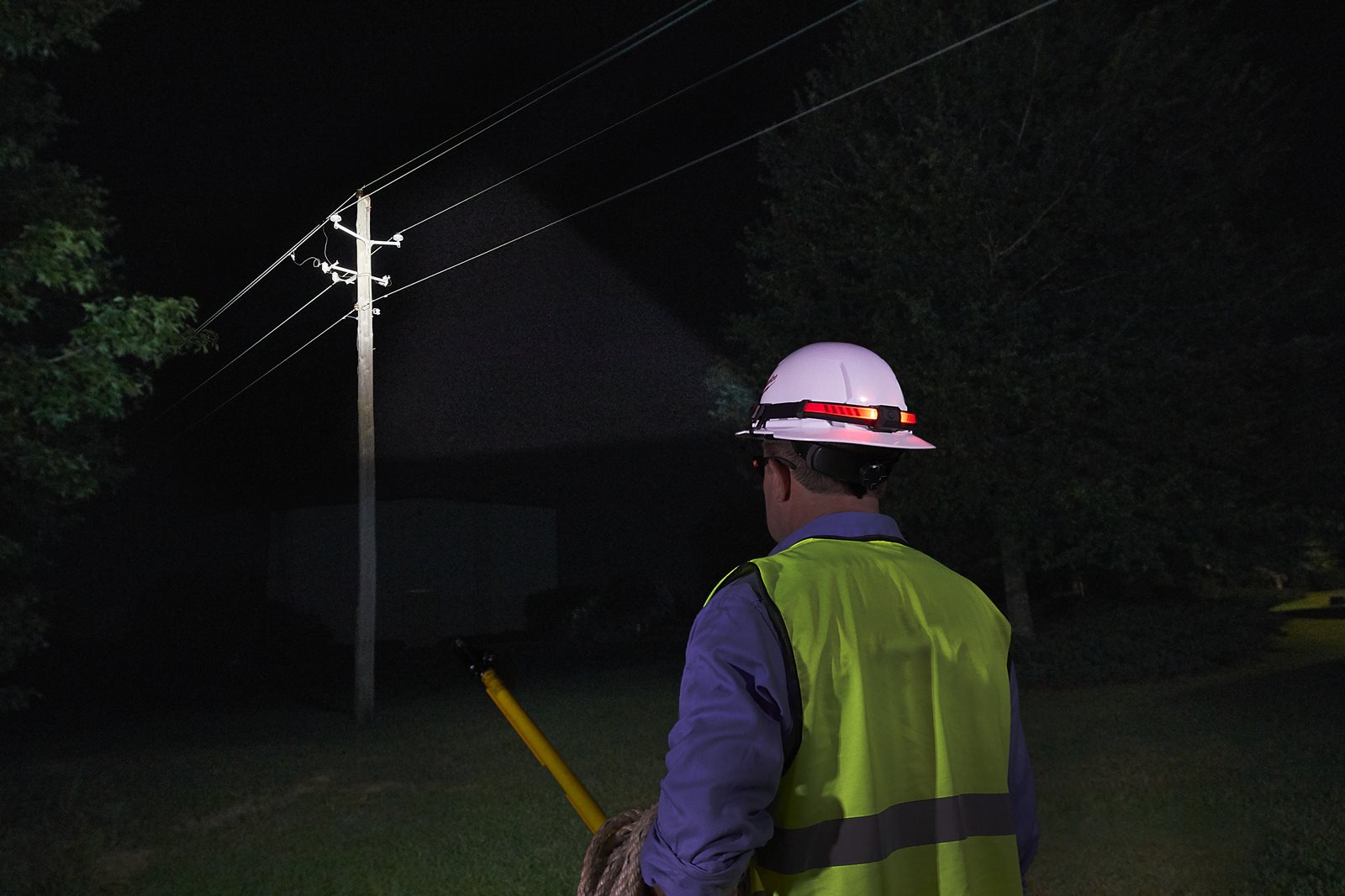 Lanternă frontală HI-VIS reîncărcabilă USB Milwaukee L4 HL-VIS-301 - in utilizare 5
