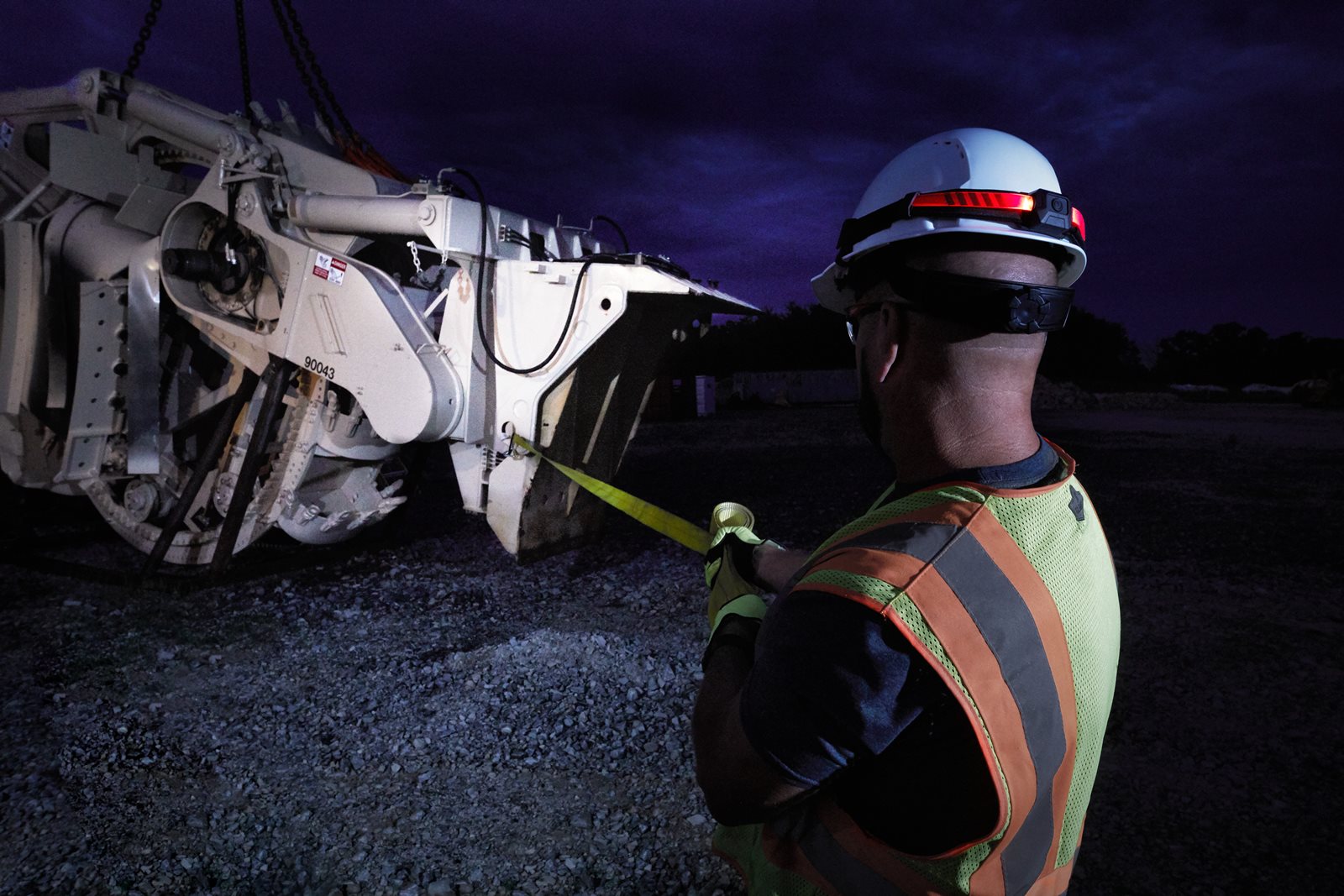 Lanternă frontală HI-VIS reîncărcabilă USB Milwaukee L4 HL-VIS-301 - in utilizare 6