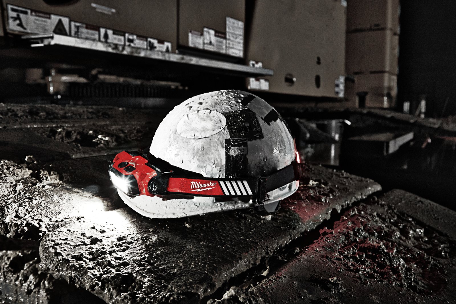 Lanternă frontală HI-VIS reîncărcabilă USB Milwaukee L4 HL-VIS-301 - in utilizare 9