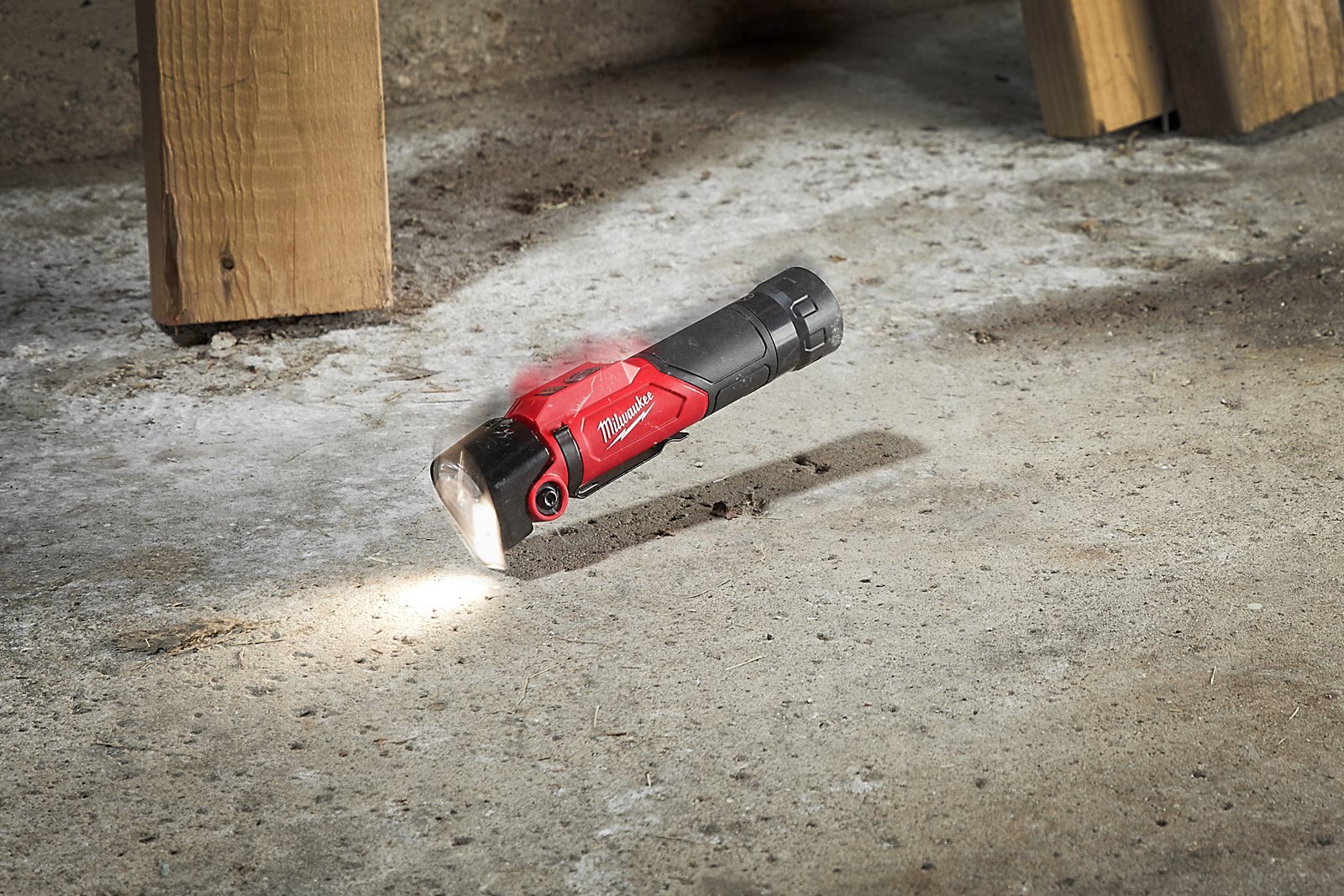 Lampă de lucru reîncărcabilă USB Milwaukee L4 PWL-301 - in utilizare 4