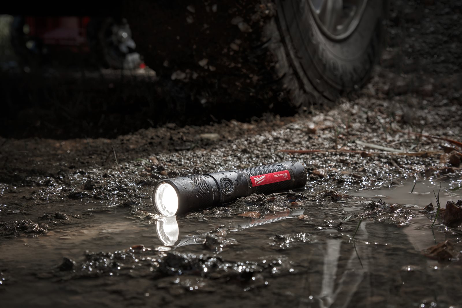 Lanternă cu cap rotativ 1100 L, reîncărcabilă USB Milwaukee L4 TMLED-301 - in utilizare 5