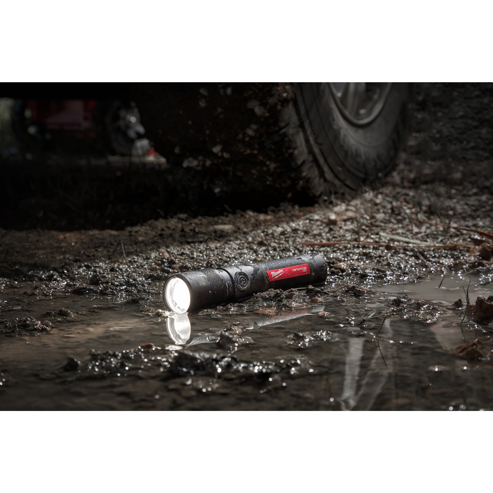 Lanternă cu cap rotativ 1100 L, reîncărcabilă USB Milwaukee L4 TMLED-301 - detaliu 2