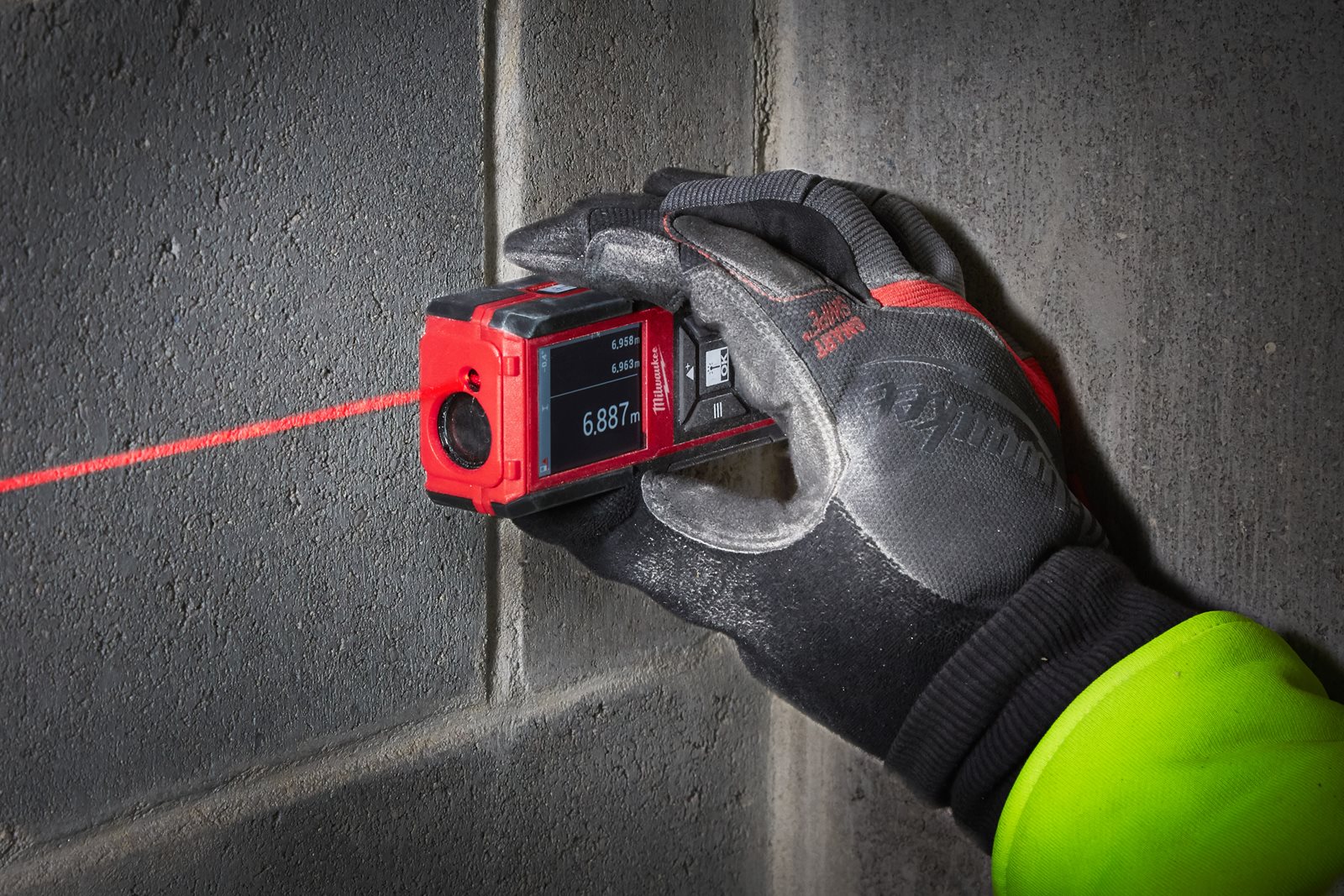 Telemetru cu laser 100 m Milwaukee LDM 100 - in utilizare 1