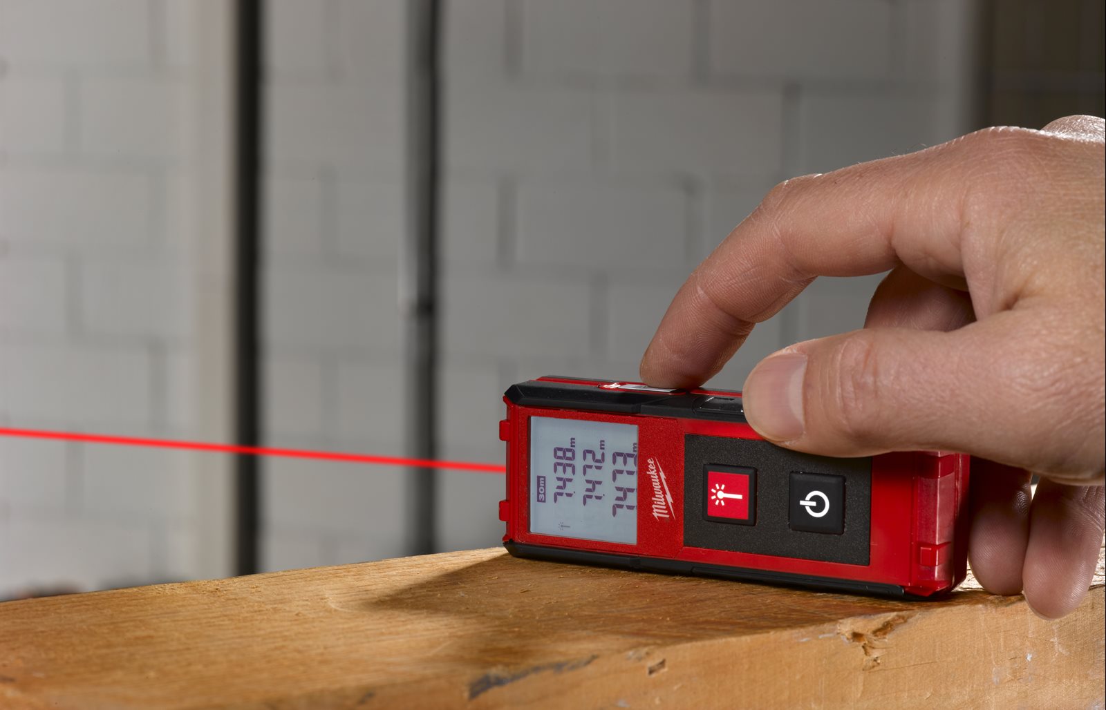Telemetru cu laser 30 m Milwaukee LDM 30 - in utilizare 2