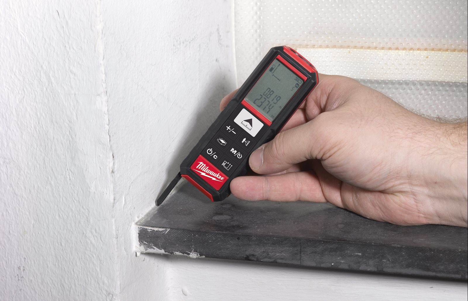 Telemetru cu laser 50 m Milwaukee LDM 50 - in utilizare 1