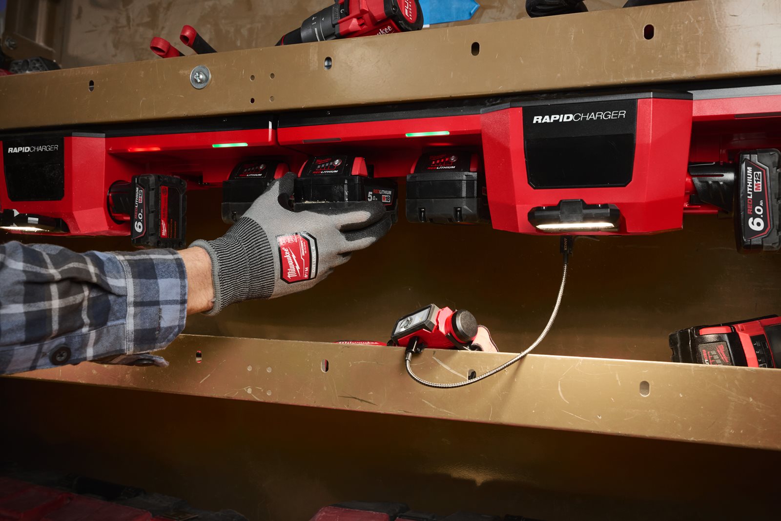 Încărcător magnetic M12 - M18 Milwaukee M12-18 GBC4 - in utilizare 10