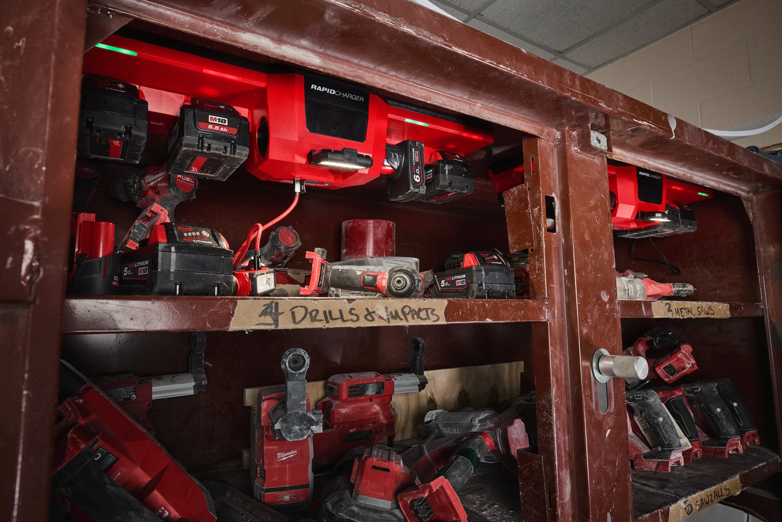 Încărcător magnetic M12 - M18 Milwaukee M12-18 GBC4 - in utilizare 11