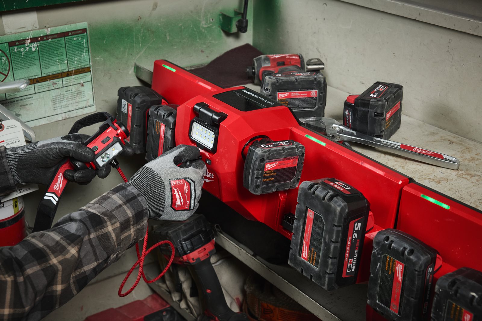 Încărcător magnetic M12 - M18 Milwaukee M12-18 GBC4 - in utilizare 12