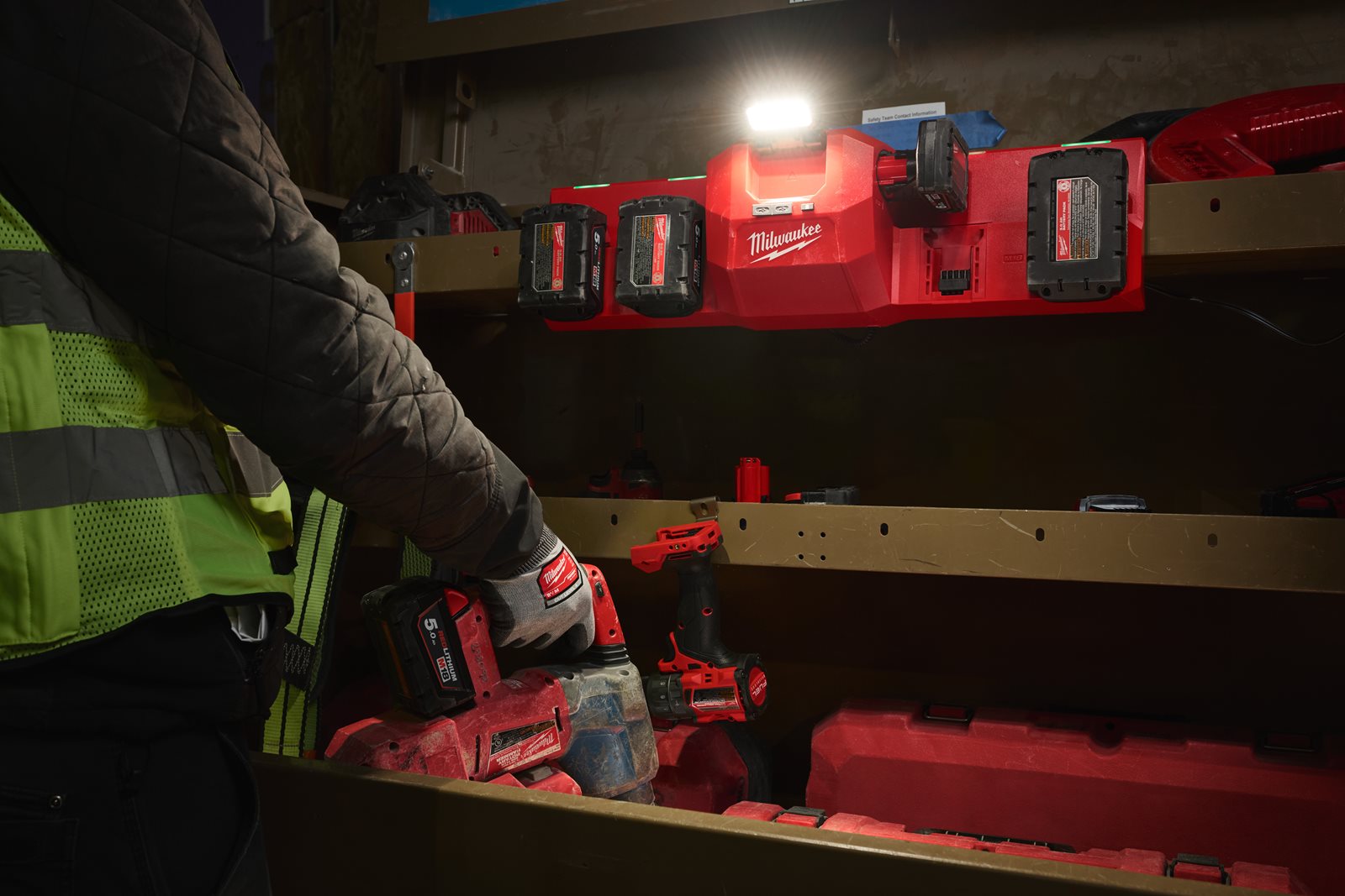 Încărcător magnetic M12 - M18 Milwaukee M12-18 GBC4 - in utilizare 13