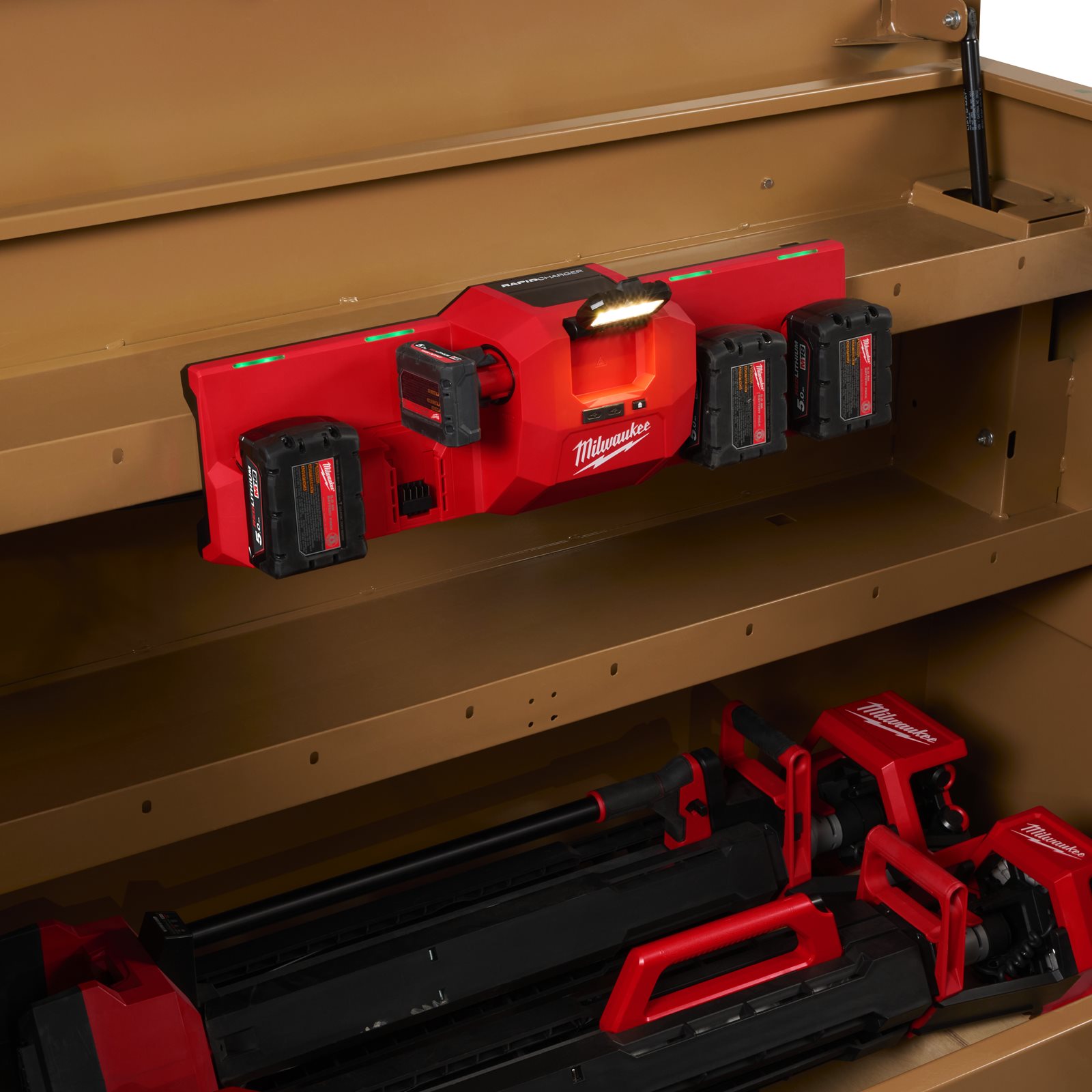 Încărcător magnetic M12 - M18 Milwaukee M12-18 GBC4 - in utilizare 3