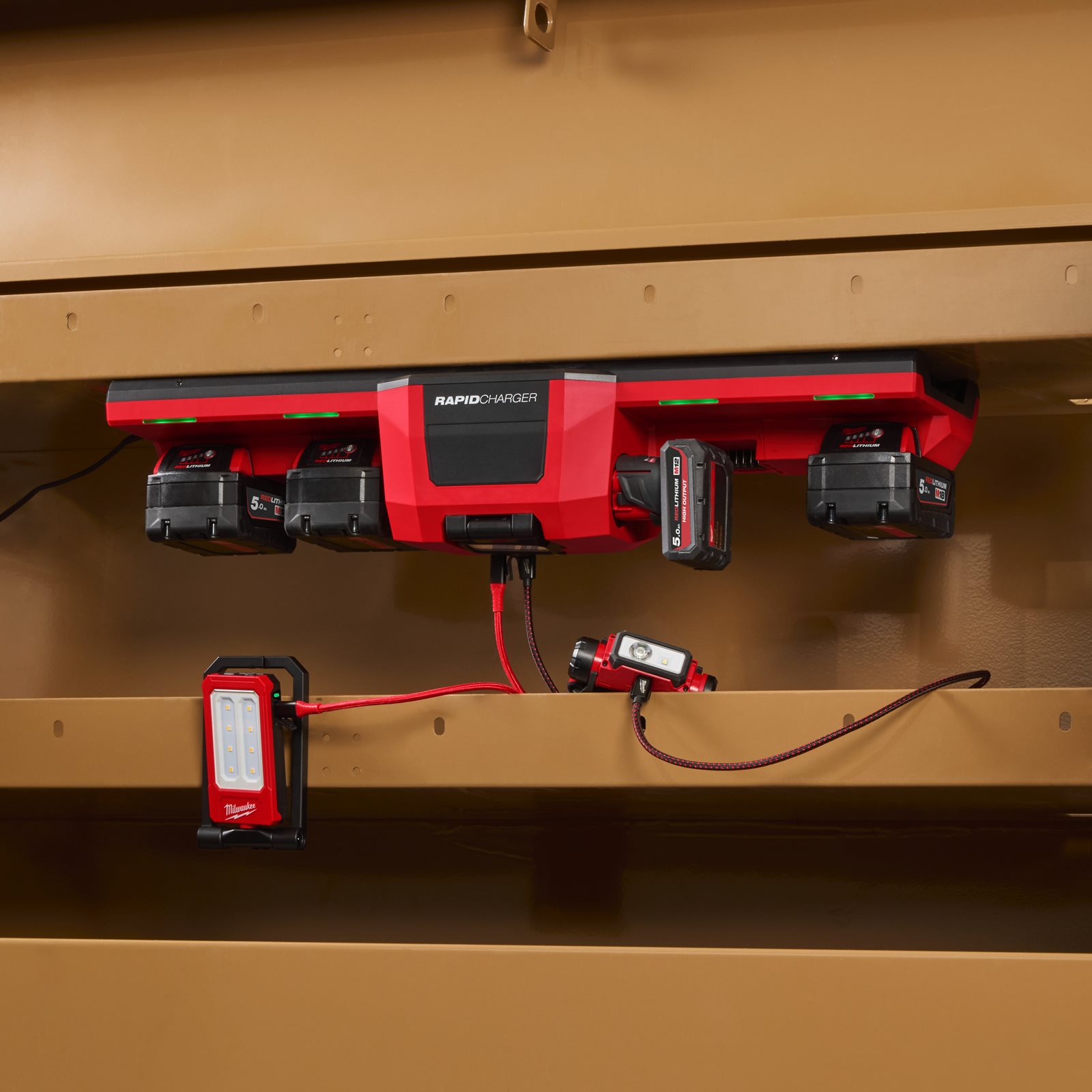 Încărcător magnetic M12 - M18 Milwaukee M12-18 GBC4 - in utilizare 4