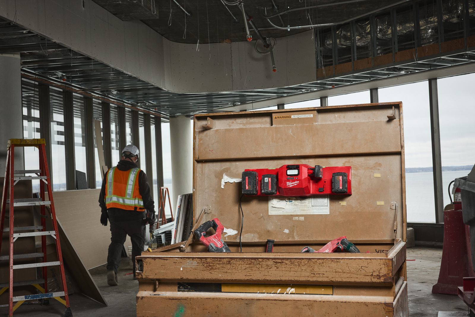Încărcător magnetic M12 - M18 Milwaukee M12-18 GBC4 - in utilizare 7