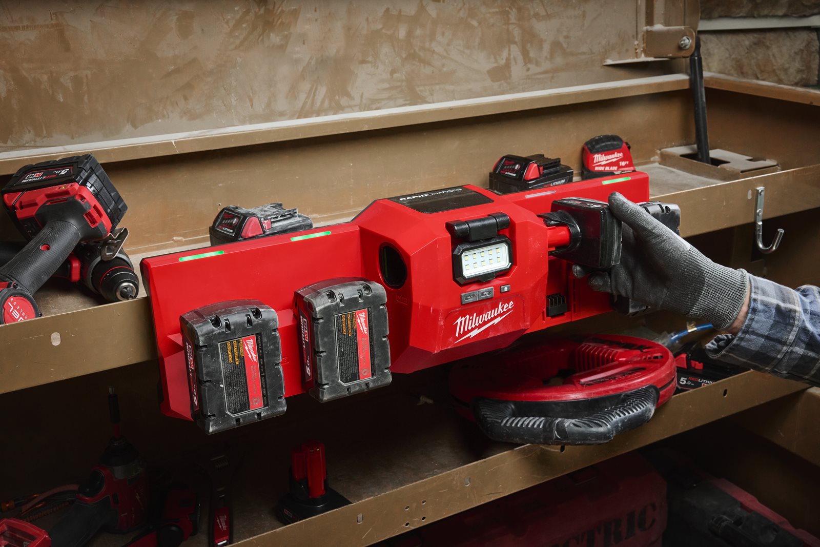 Încărcător magnetic M12 - M18 Milwaukee M12-18 GBC4 - in utilizare 9