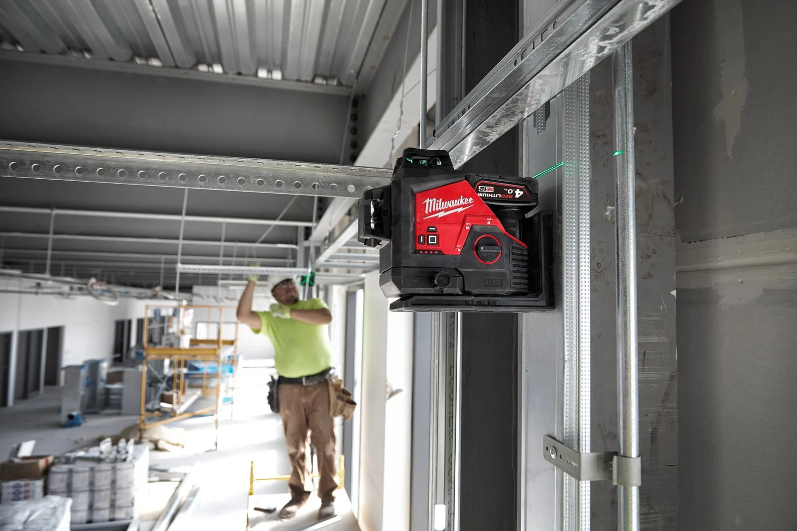 Nivelă laser M12 verde 360° cu 3 planuri Milwaukee M12 3PL-401C - in utilizare 1