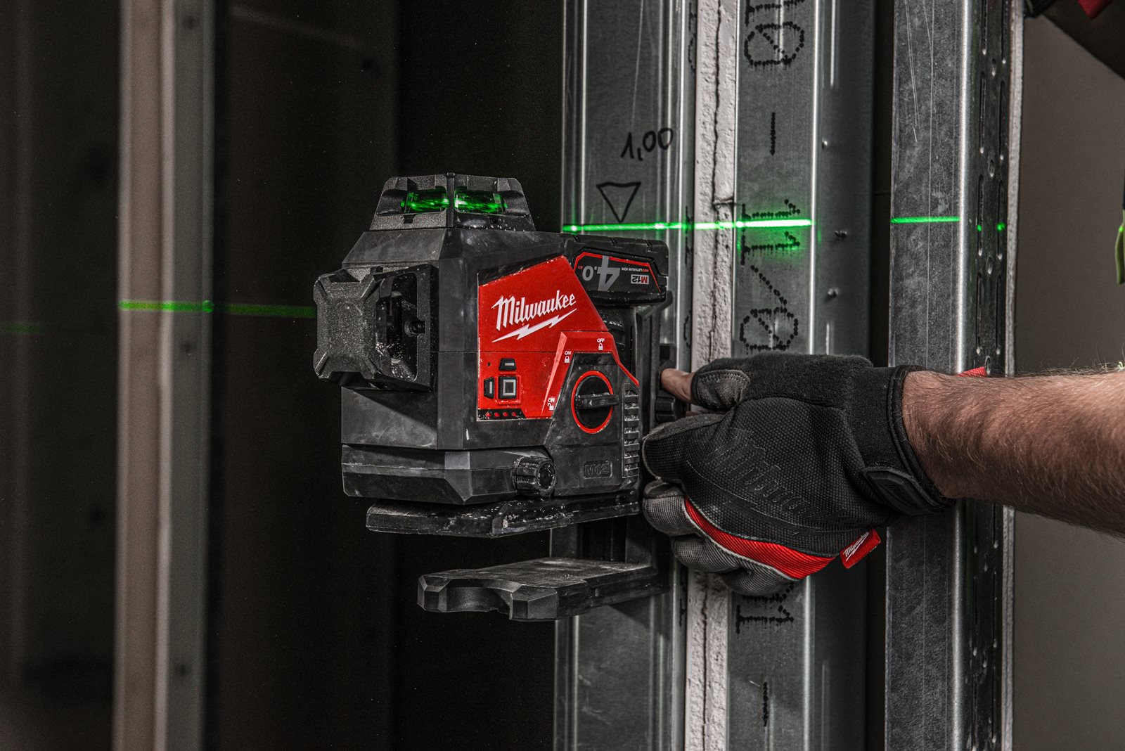 Nivelă laser M12 verde 360° cu 3 planuri Milwaukee M12 3PL-401C - in utilizare 10
