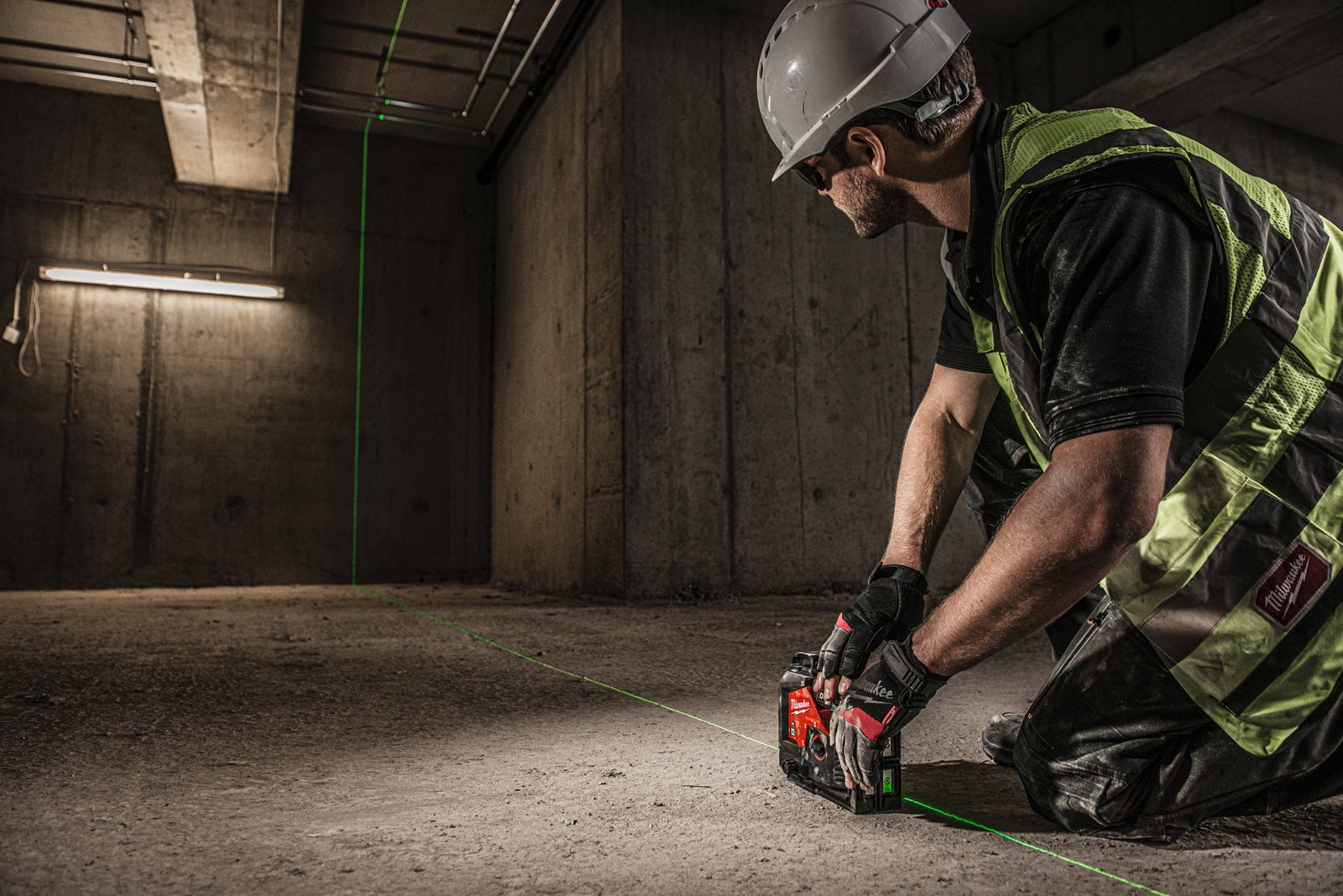 Nivelă laser M12 verde 360° cu 3 planuri Milwaukee M12 3PL-401C - in utilizare 11