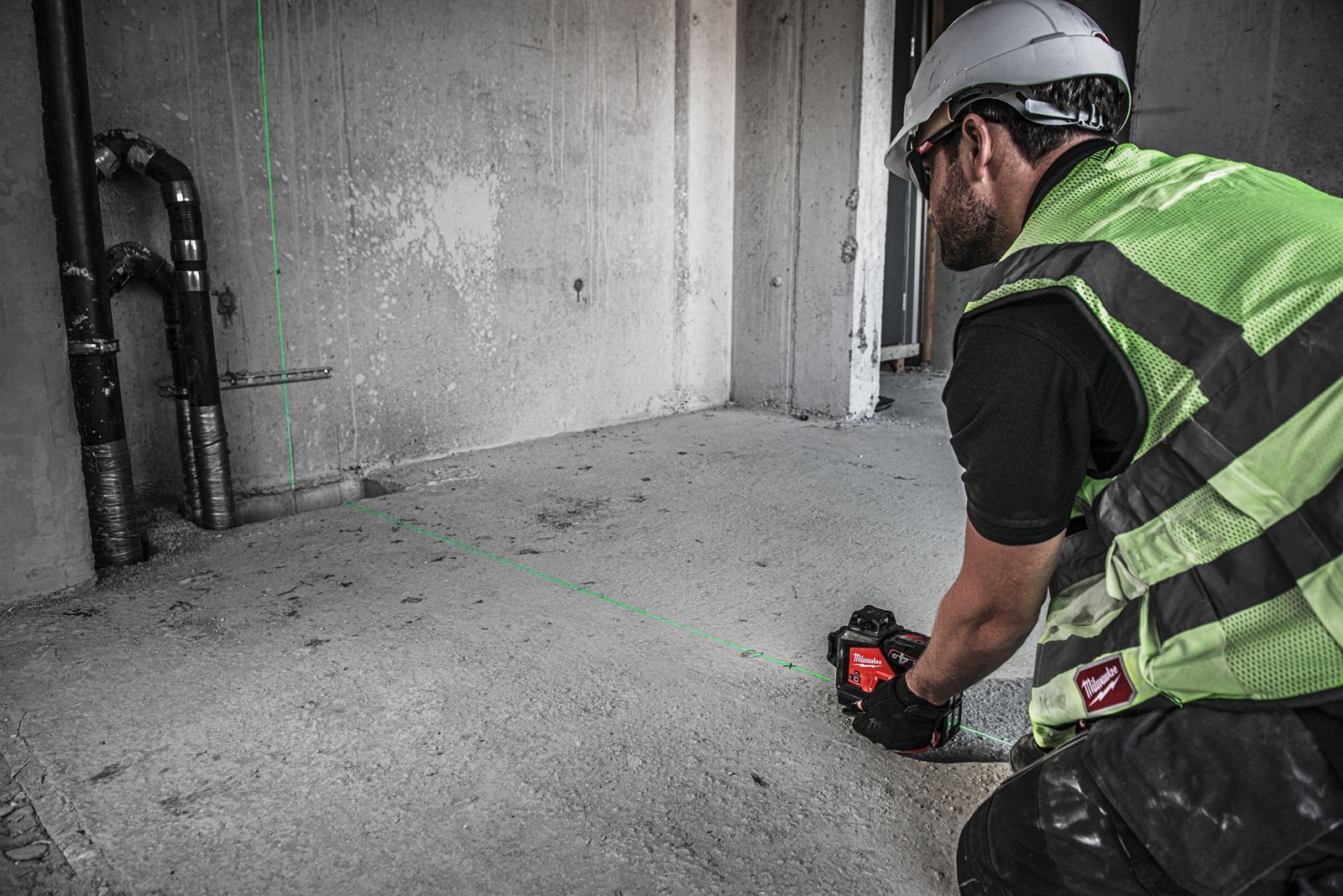 Nivelă laser M12 verde 360° cu 3 planuri Milwaukee M12 3PL-401C - in utilizare 12