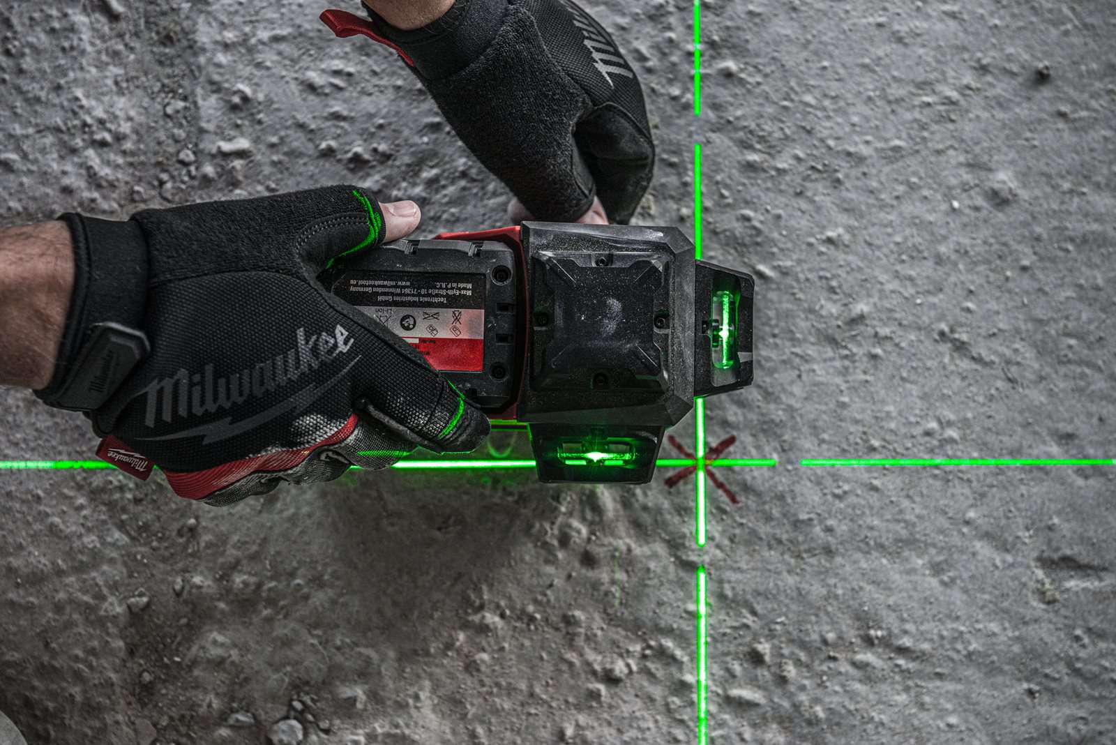 Nivelă laser M12 verde 360° cu 3 planuri Milwaukee M12 3PL-401C - in utilizare 13