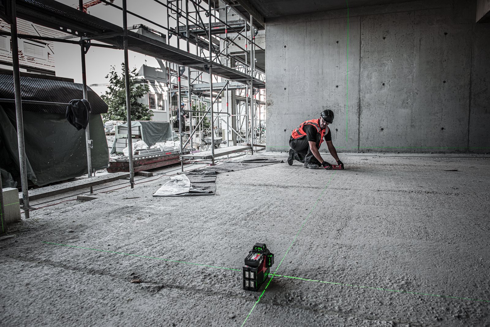 Nivelă laser M12 verde 360° cu 3 planuri Milwaukee M12 3PL-401C - in utilizare 14