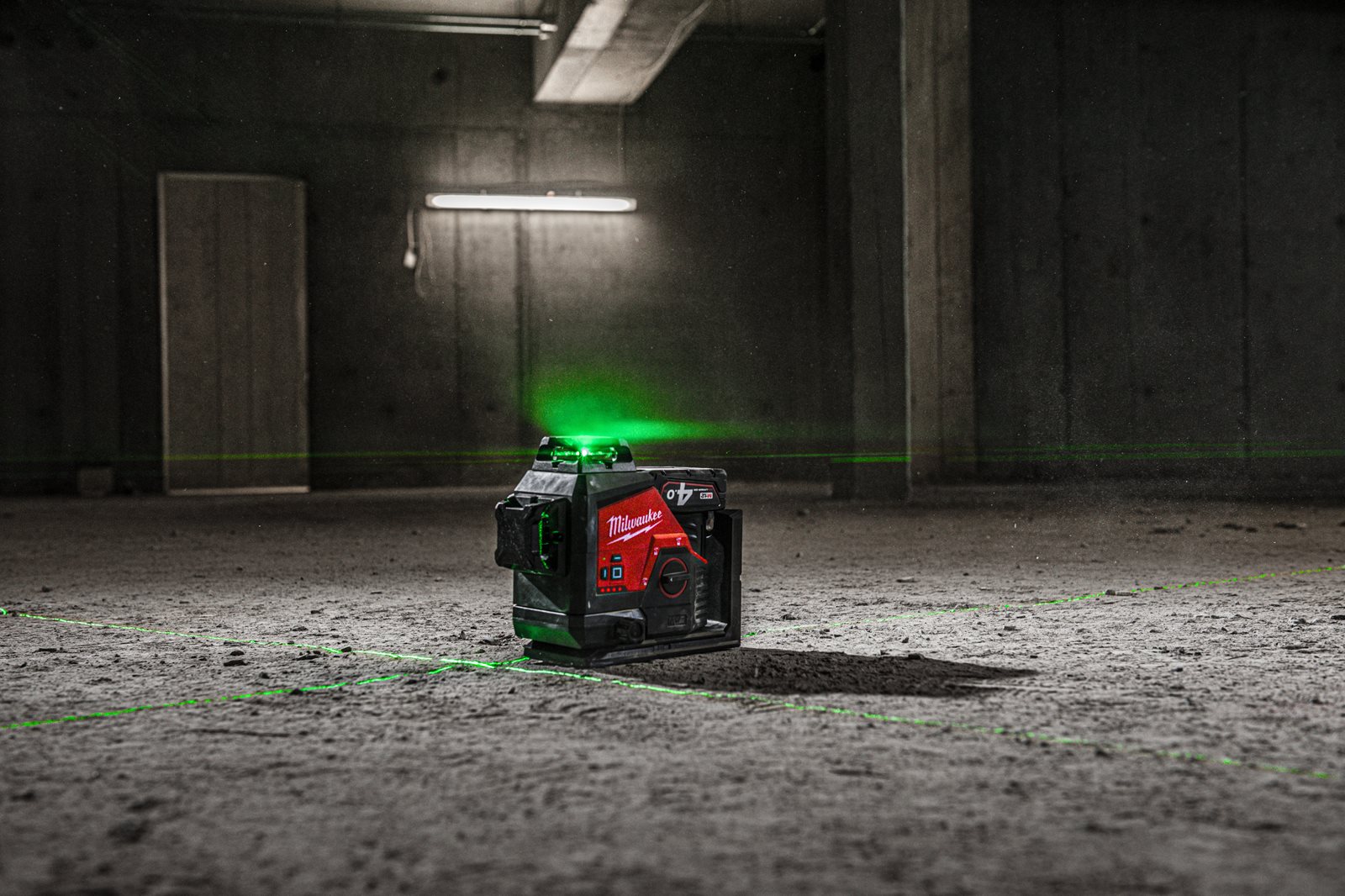 Nivelă laser M12 verde 360° cu 3 planuri Milwaukee M12 3PL-401C - in utilizare 15