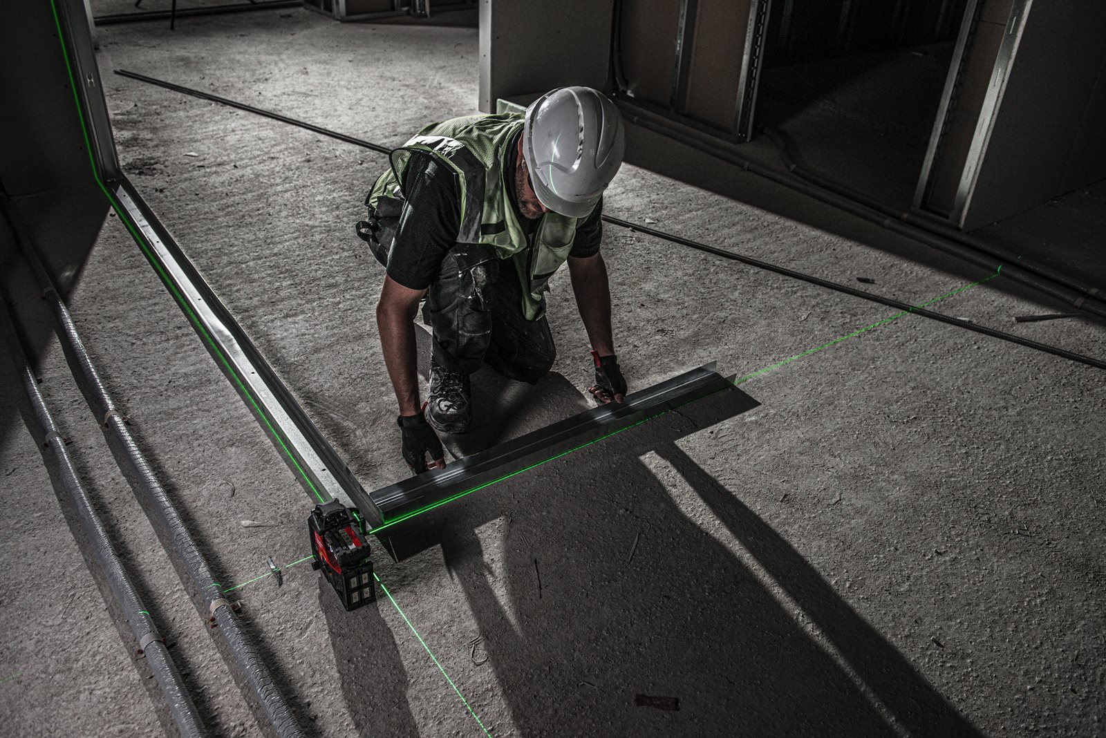 Nivelă laser M12 verde 360° cu 3 planuri Milwaukee M12 3PL-401C - in utilizare 16