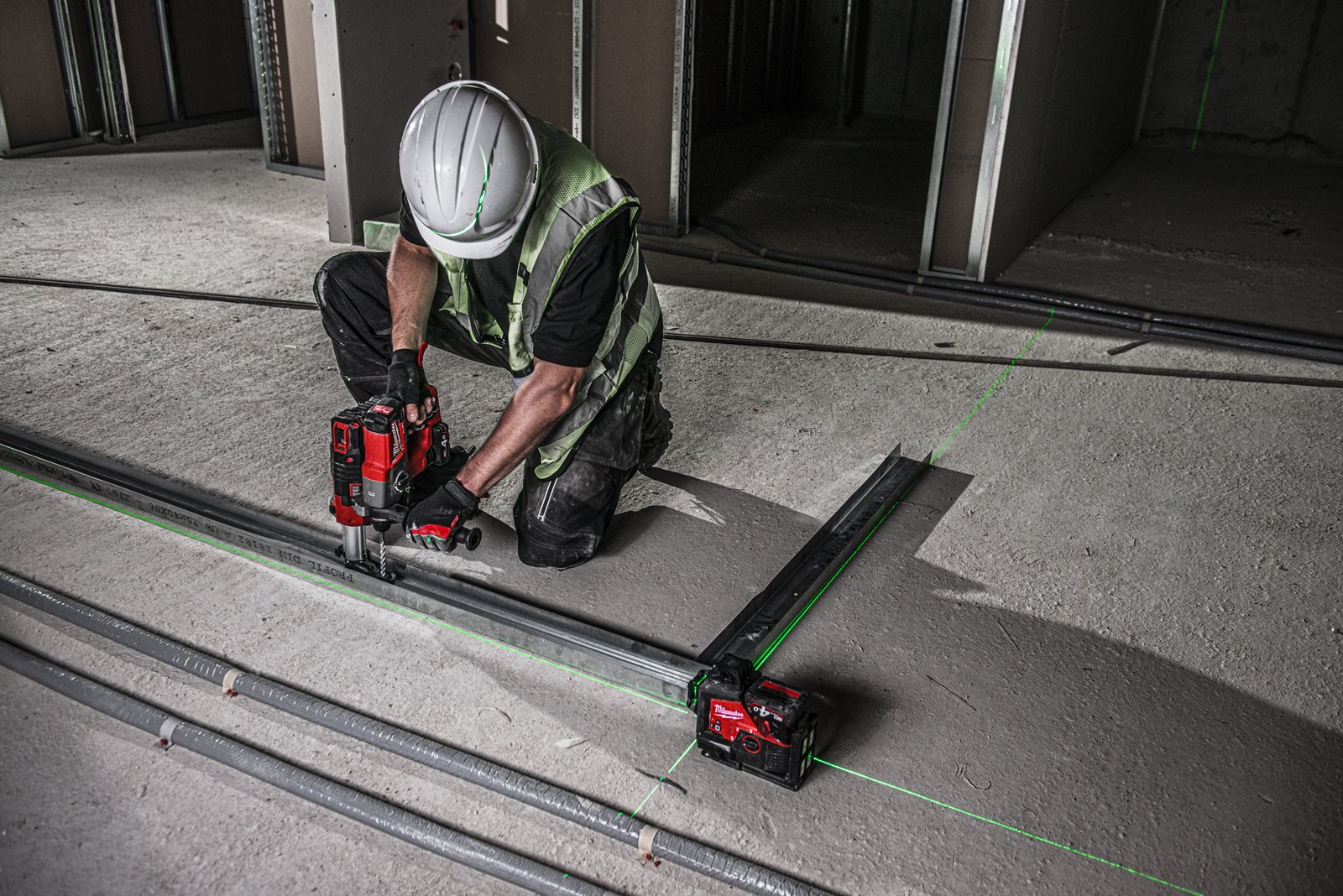 Nivelă laser M12 verde 360° cu 3 planuri Milwaukee M12 3PL-401C - in utilizare 17