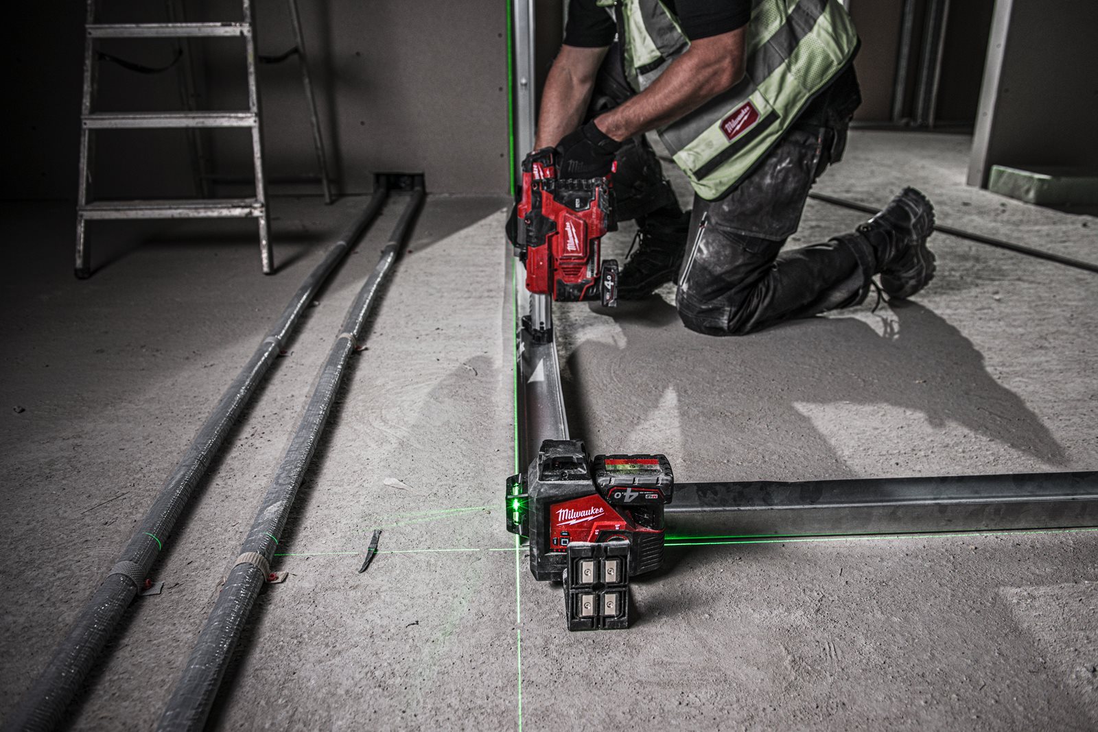Nivelă laser M12 verde 360° cu 3 planuri Milwaukee M12 3PL-401C - in utilizare 18