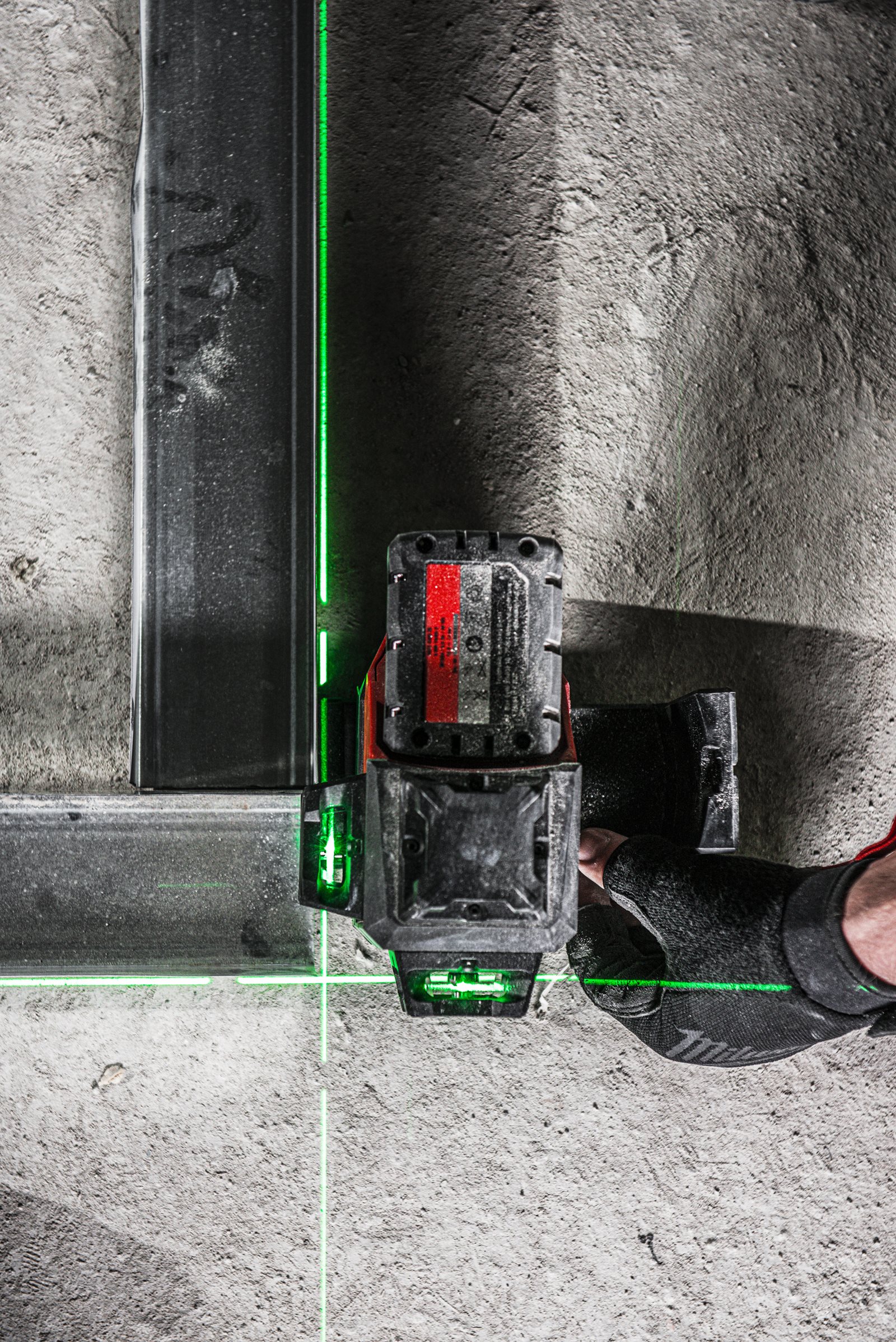 Nivelă laser M12 verde 360° cu 3 planuri Milwaukee M12 3PL-401C - in utilizare 19