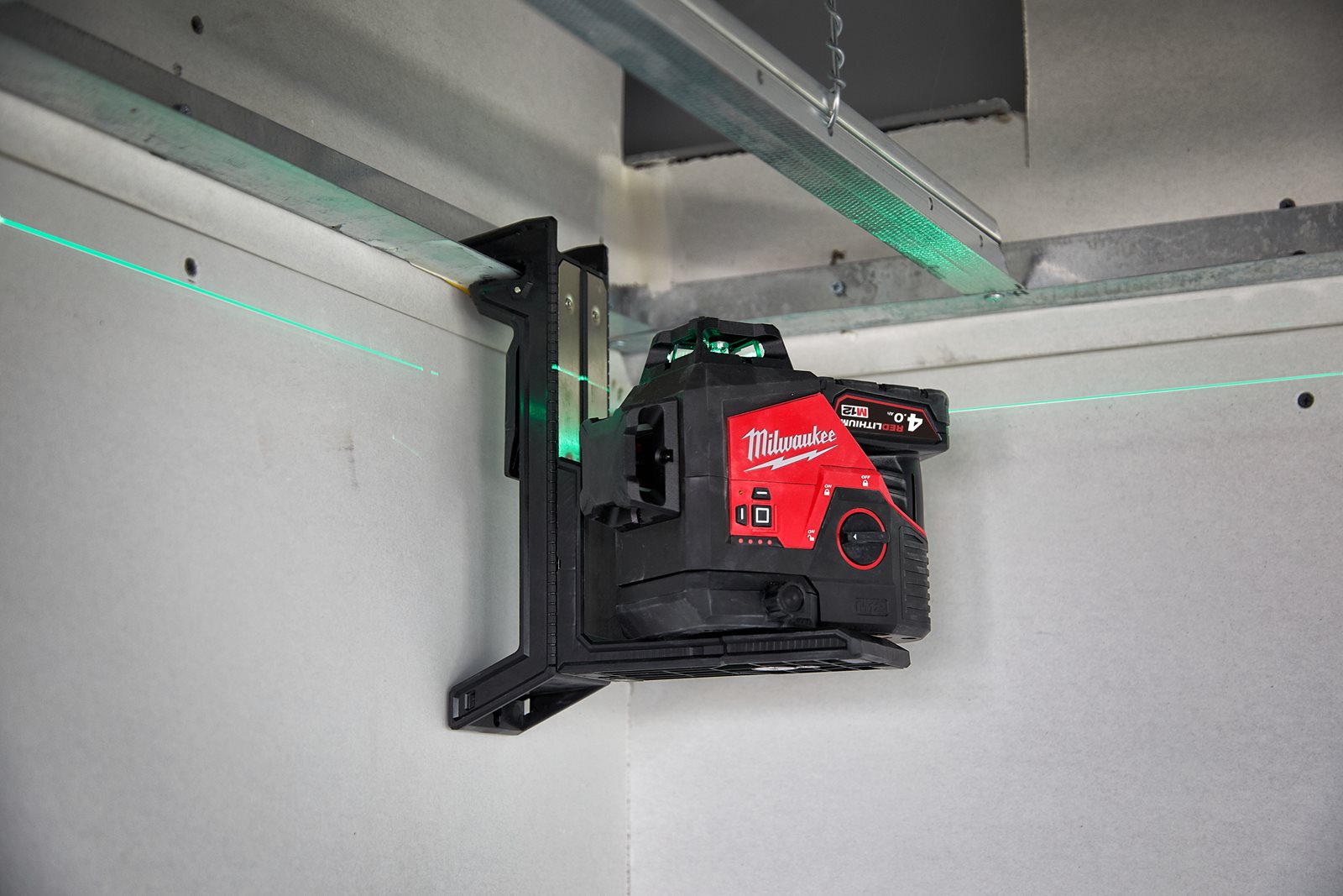 Nivelă laser M12 verde 360° cu 3 planuri Milwaukee M12 3PL-401C - in utilizare 2