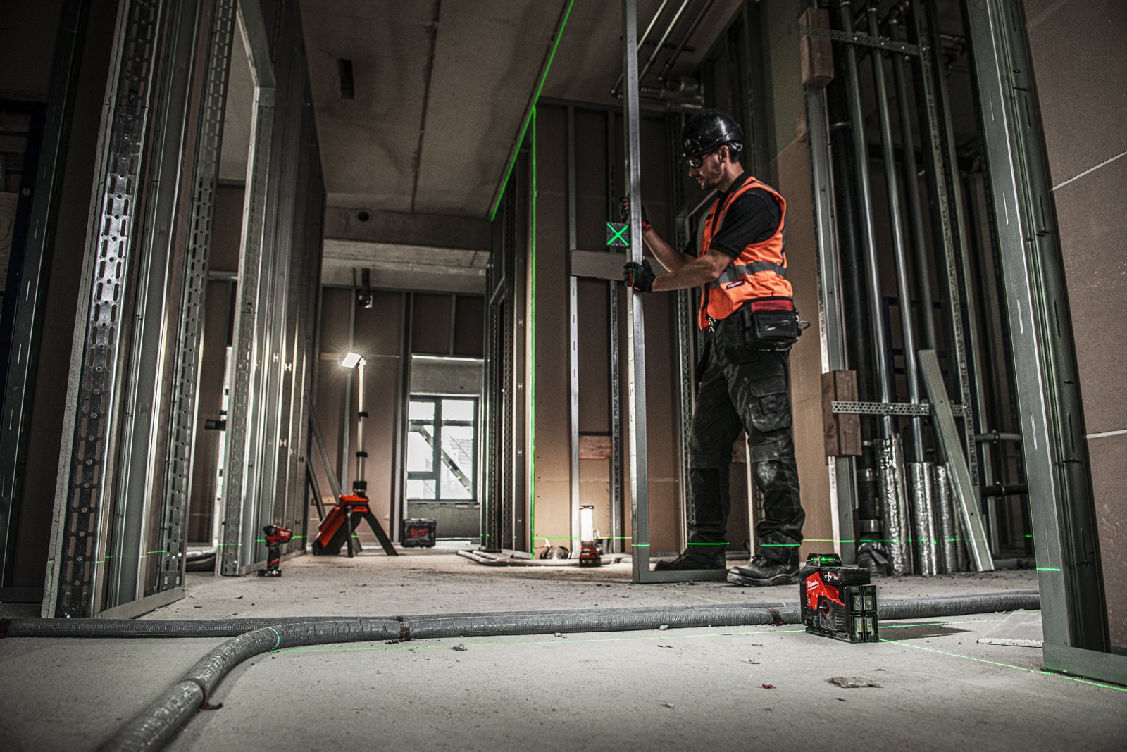 Nivelă laser M12 verde 360° cu 3 planuri Milwaukee M12 3PL-401C - in utilizare 20
