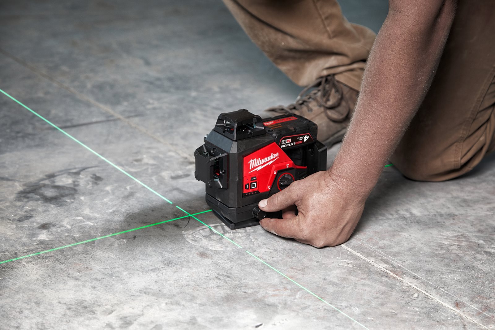Nivelă laser M12 verde 360° cu 3 planuri Milwaukee M12 3PL-401C - in utilizare 3