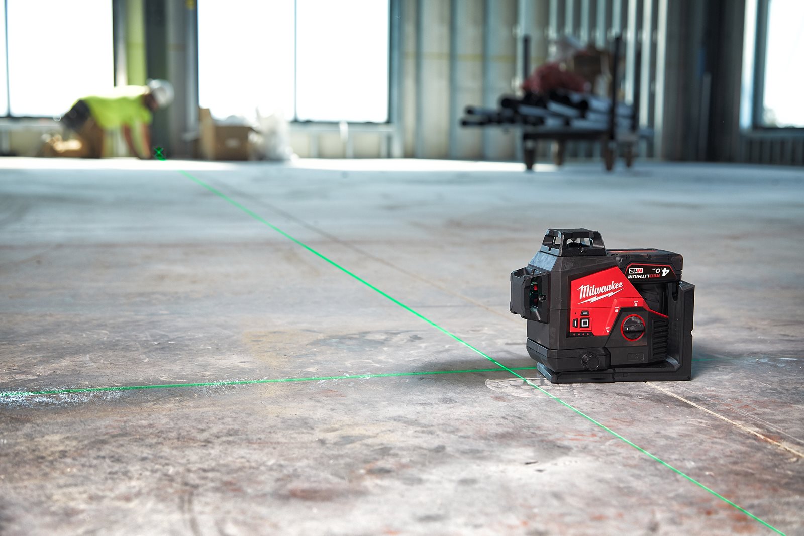 Nivelă laser M12 verde 360° cu 3 planuri Milwaukee M12 3PL-401C - in utilizare 4
