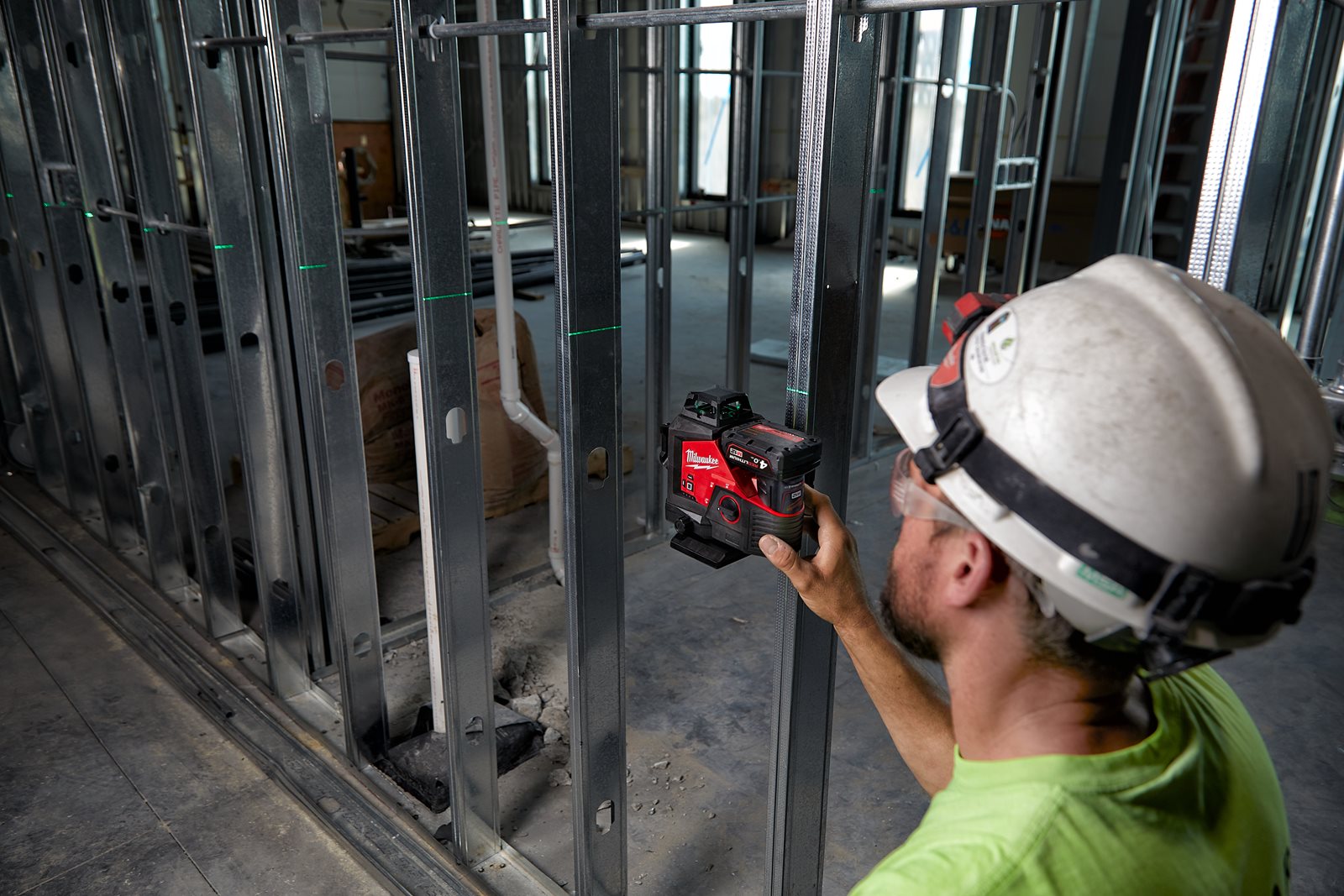 Nivelă laser M12 verde 360° cu 3 planuri Milwaukee M12 3PL-401C - in utilizare 5