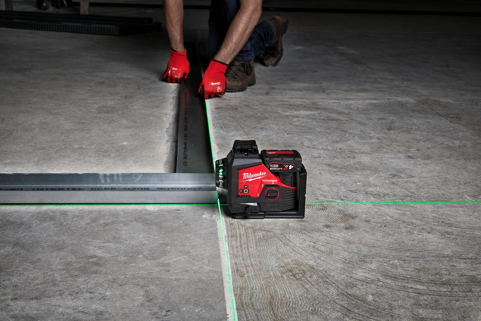 Nivelă laser M12 verde 360° cu 3 planuri Milwaukee M12 3PL-401C - in utilizare 6