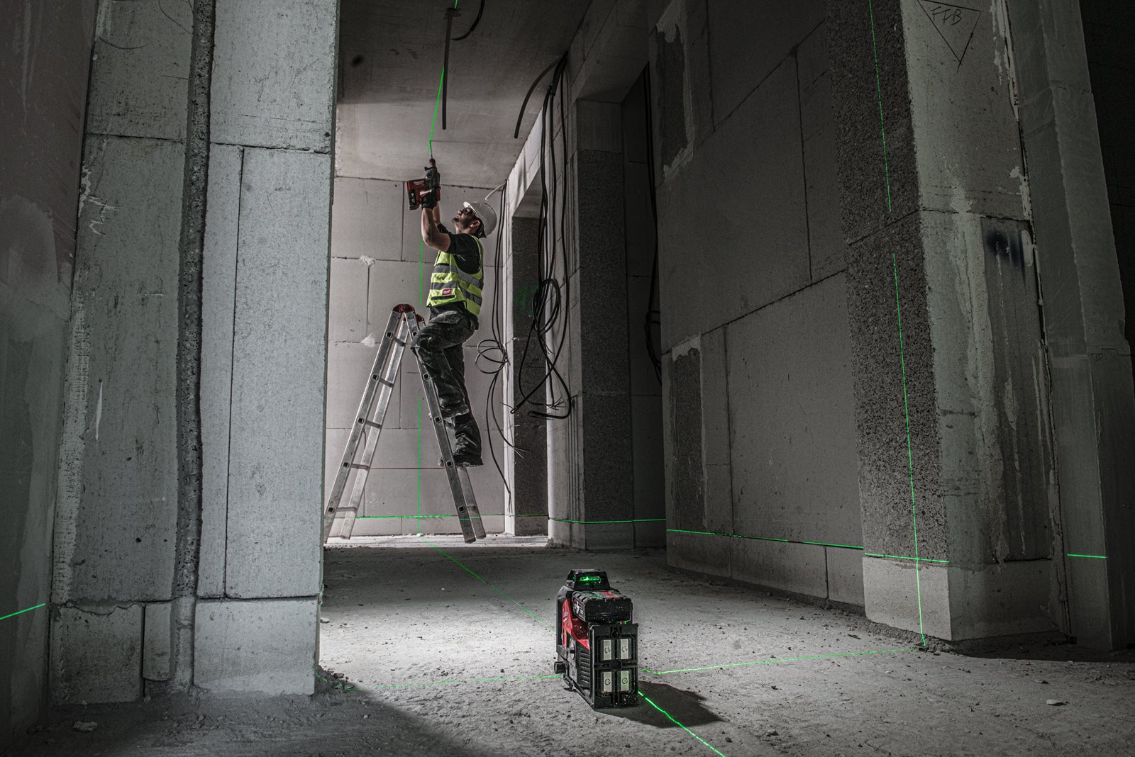 Nivelă laser M12 verde 360° cu 3 planuri Milwaukee M12 3PL-401C - in utilizare 7
