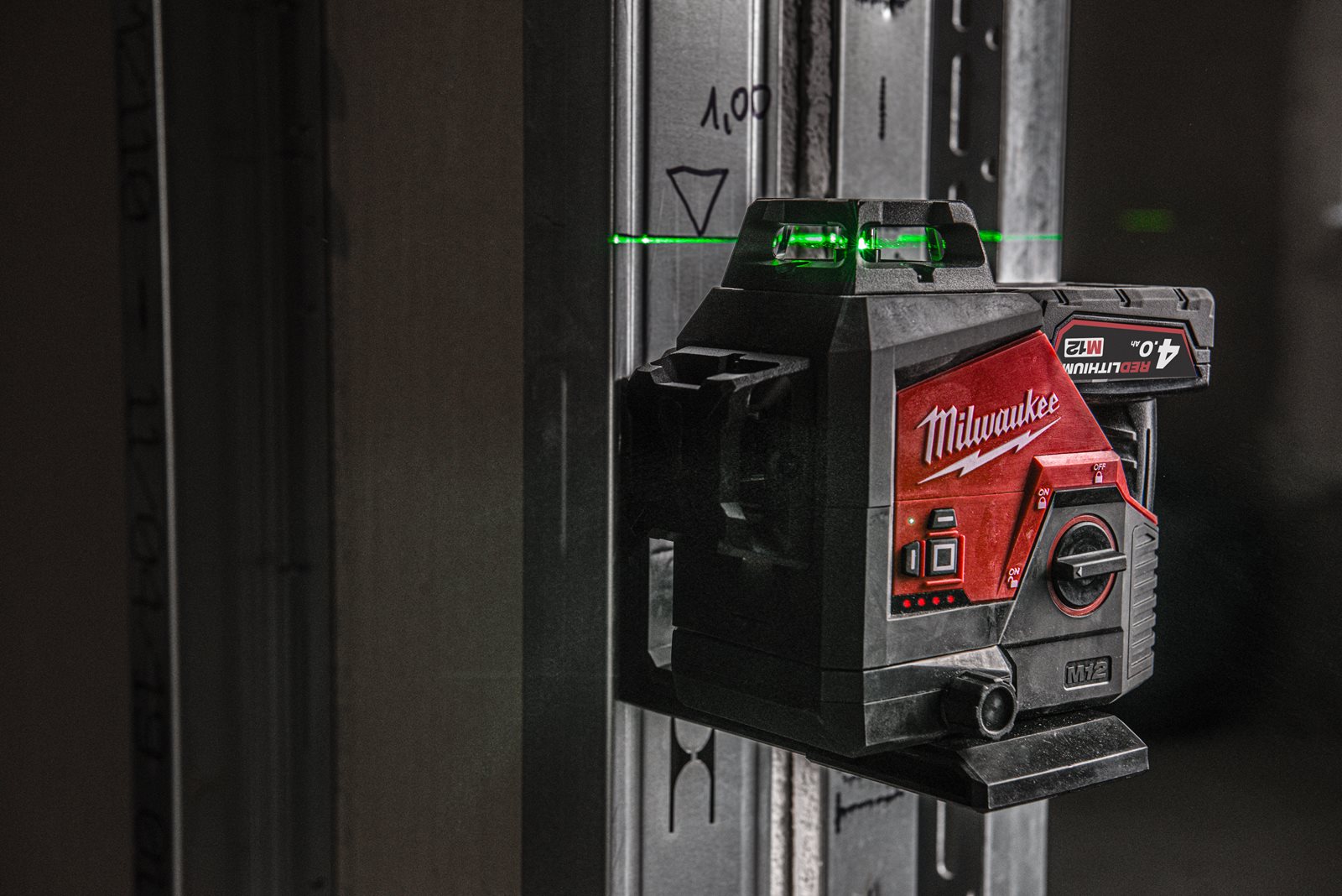 Nivelă laser M12 verde 360° cu 3 planuri Milwaukee M12 3PL-401C - in utilizare 8