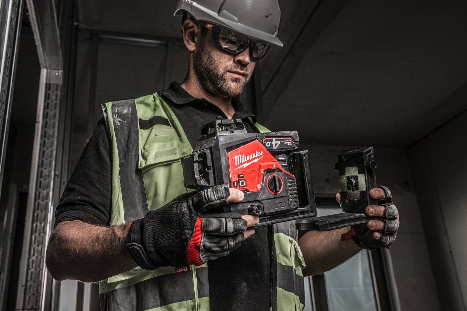 Nivelă laser M12 verde 360° cu 3 planuri Milwaukee M12 3PL-401C - in utilizare 9