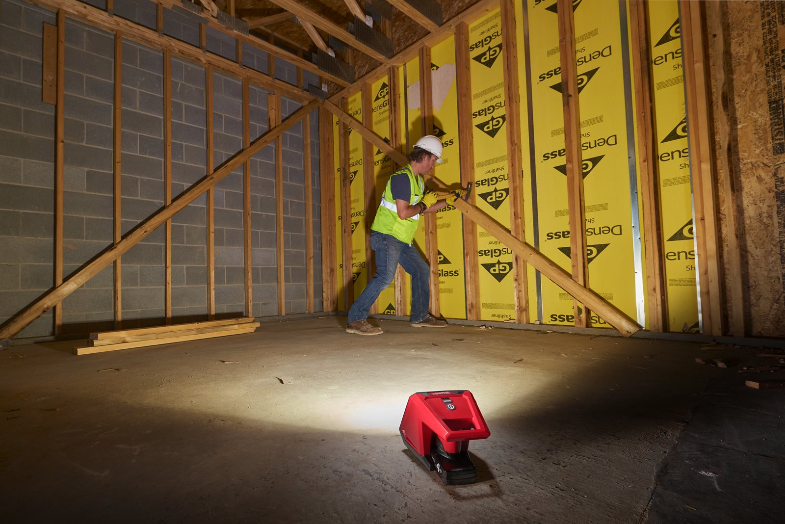 Proiector LED M12 Milwaukee M12 AL-0 - in utilizare 1