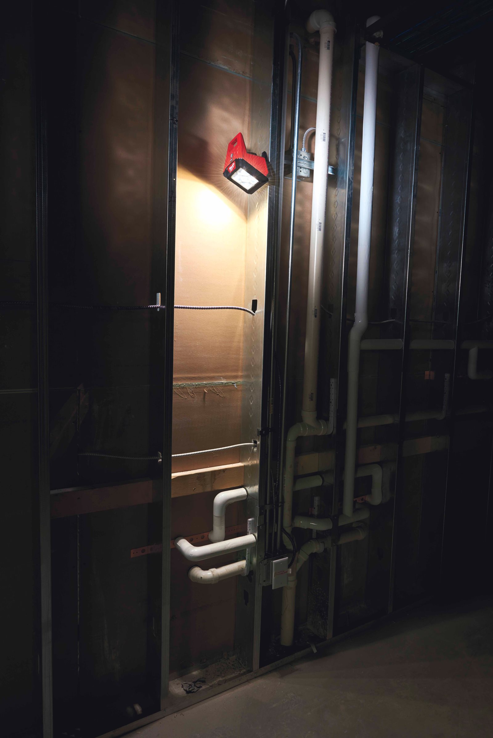 Proiector LED M12 Milwaukee M12 AL-0 - in utilizare 2