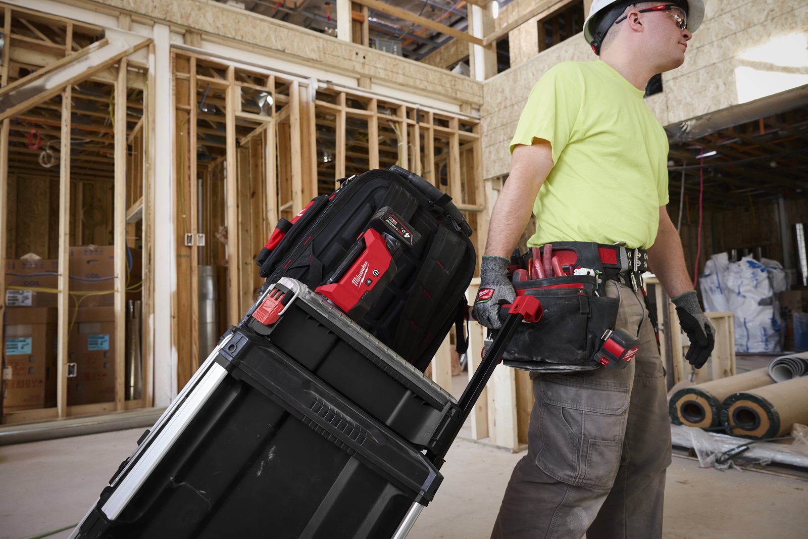 Lampă multi-direcțională M12 compatibilă PACKOUT Milwaukee M12 ALIP-0 - in utilizare 1