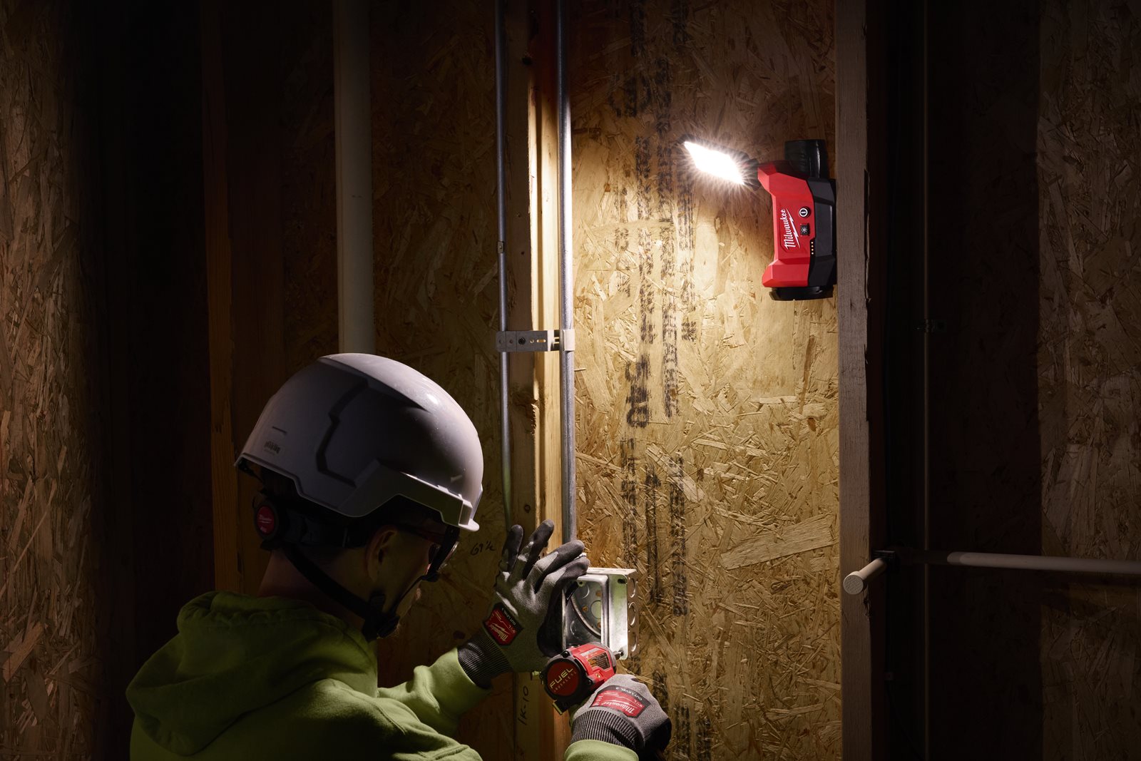 Lampă multi-direcțională M12 compatibilă PACKOUT Milwaukee M12 ALIP-0 - in utilizare 2