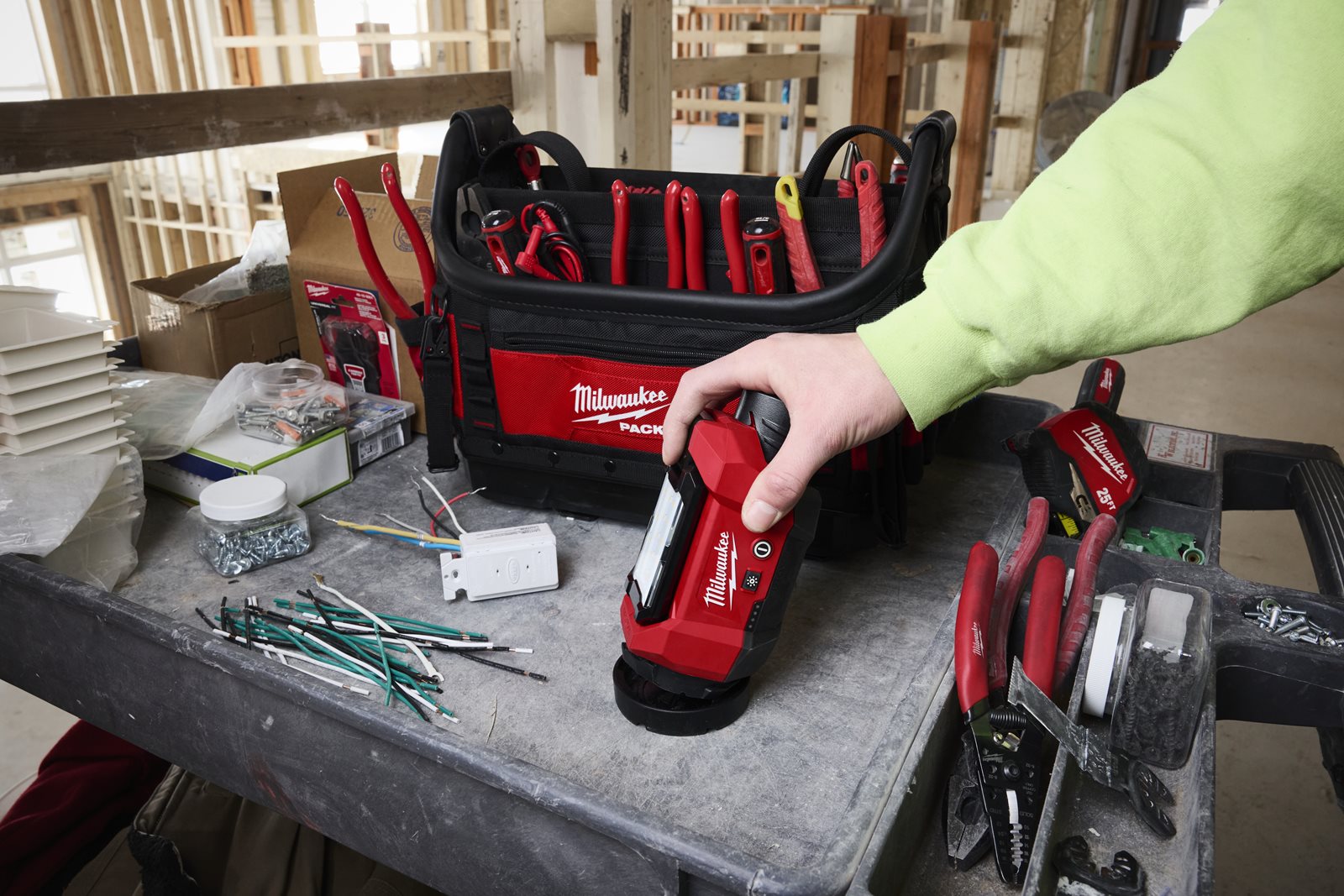 Lampă multi-direcțională M12 compatibilă PACKOUT Milwaukee M12 ALIP-0 - in utilizare 3