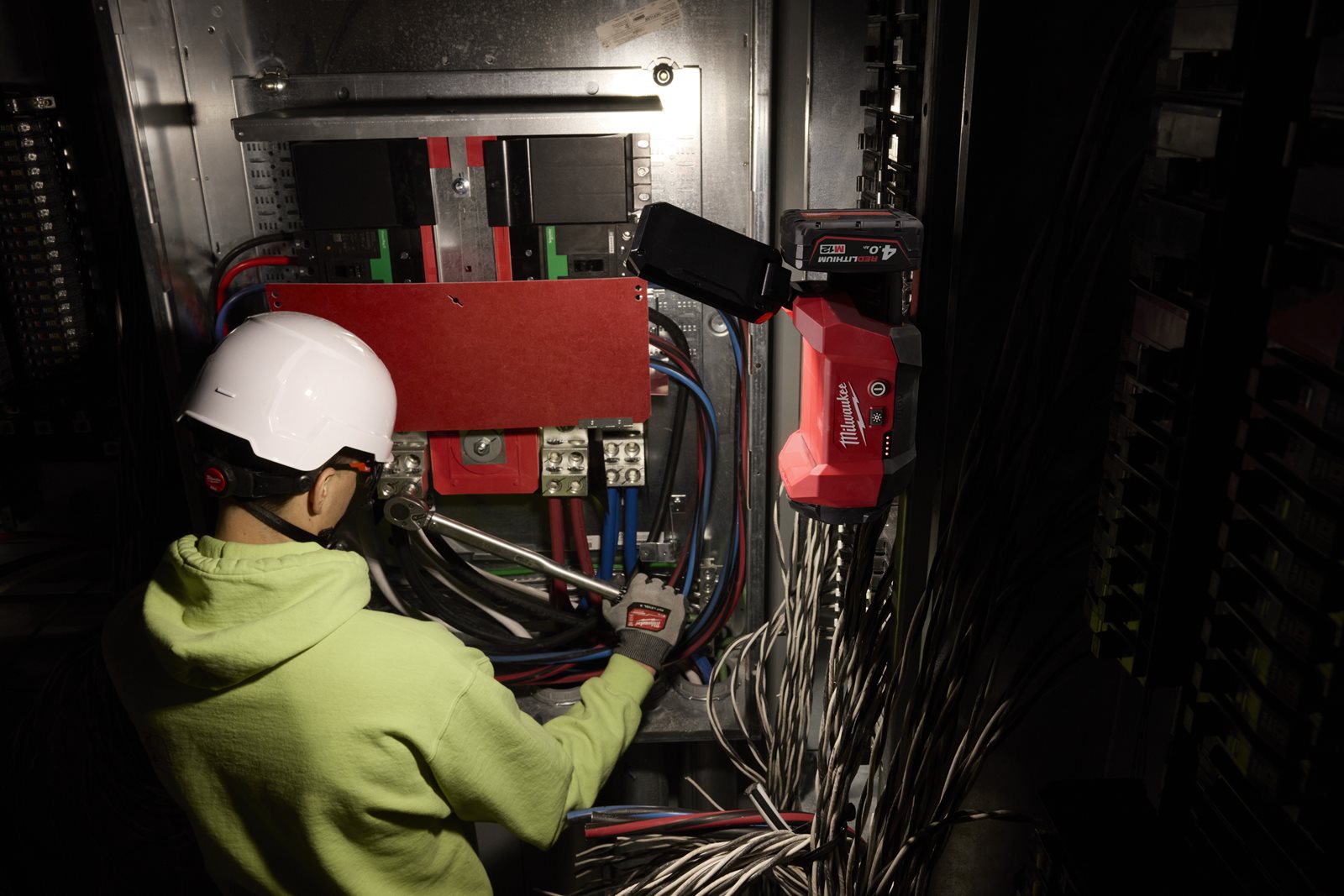 Lampă multi-direcțională M12 compatibilă PACKOUT Milwaukee M12 ALIP-0 - in utilizare 4