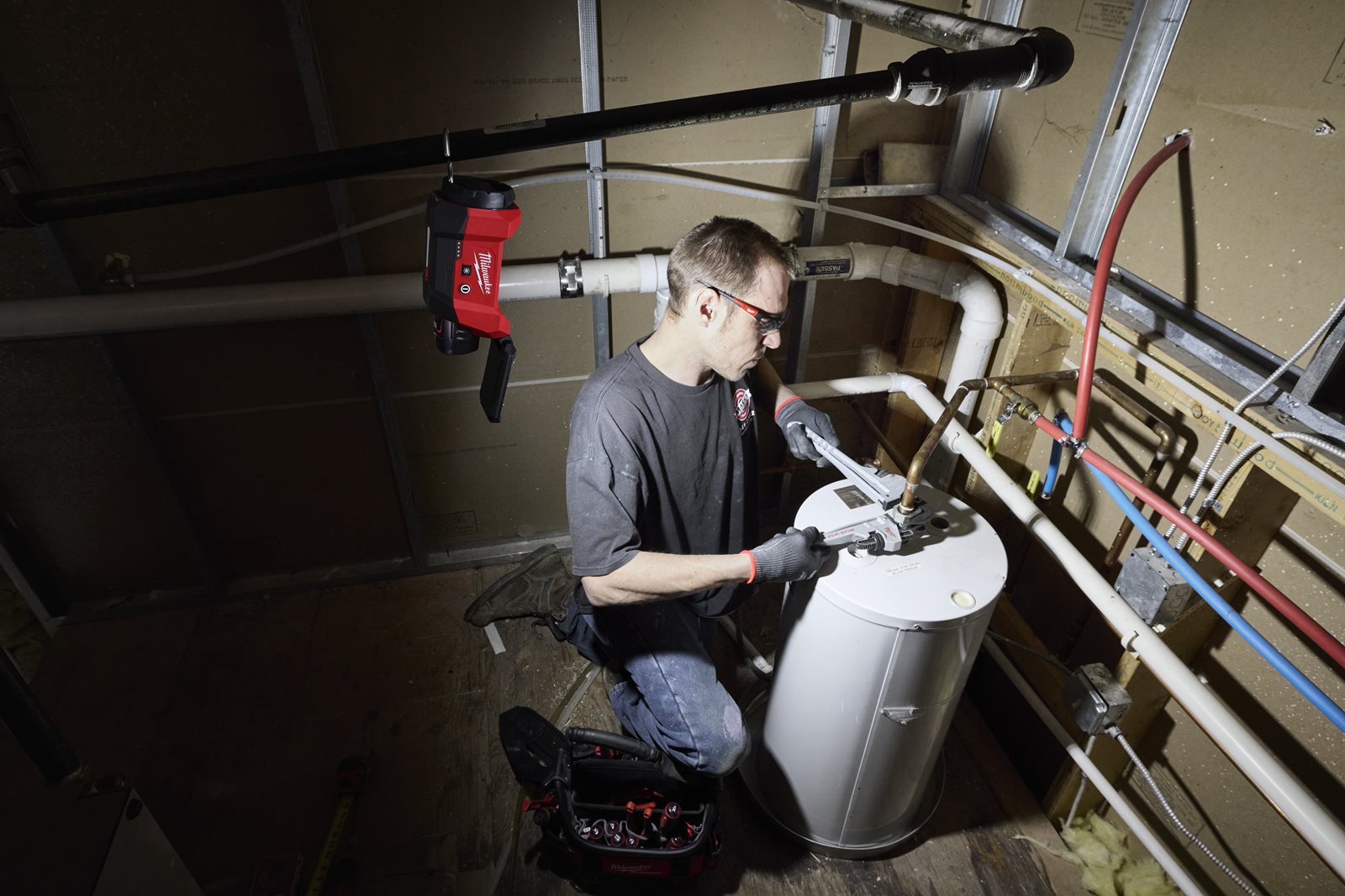 Lampă multi-direcțională M12 compatibilă PACKOUT Milwaukee M12 ALIP-0 - in utilizare 5
