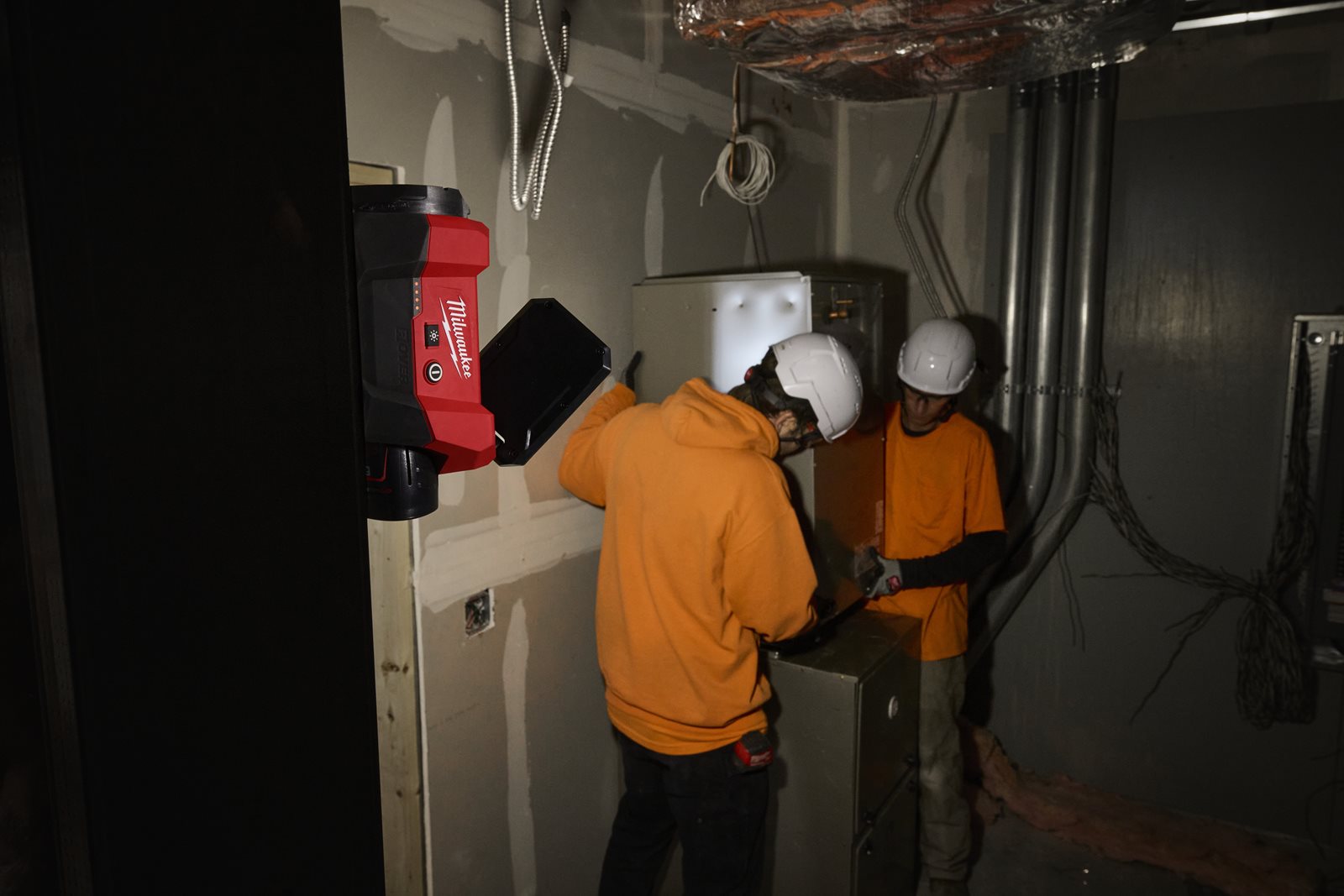 Lampă multi-direcțională M12 compatibilă PACKOUT Milwaukee M12 ALIP-0 - in utilizare 6